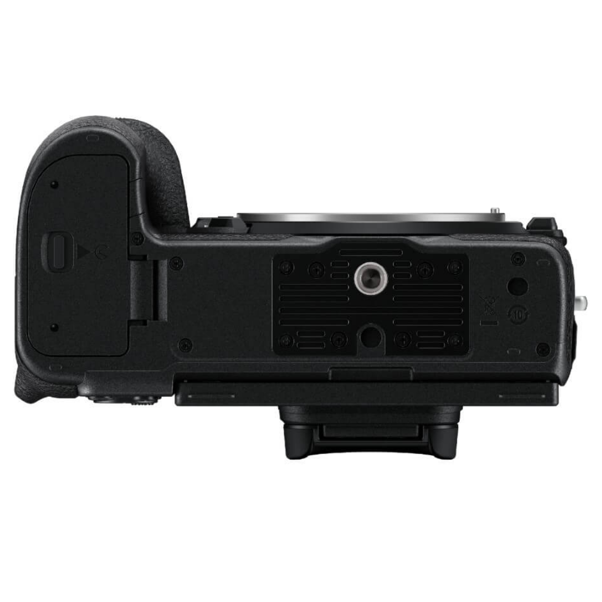 Vista inferiore di una fotocamera nera con attacco per treppiede e sportello batteria.