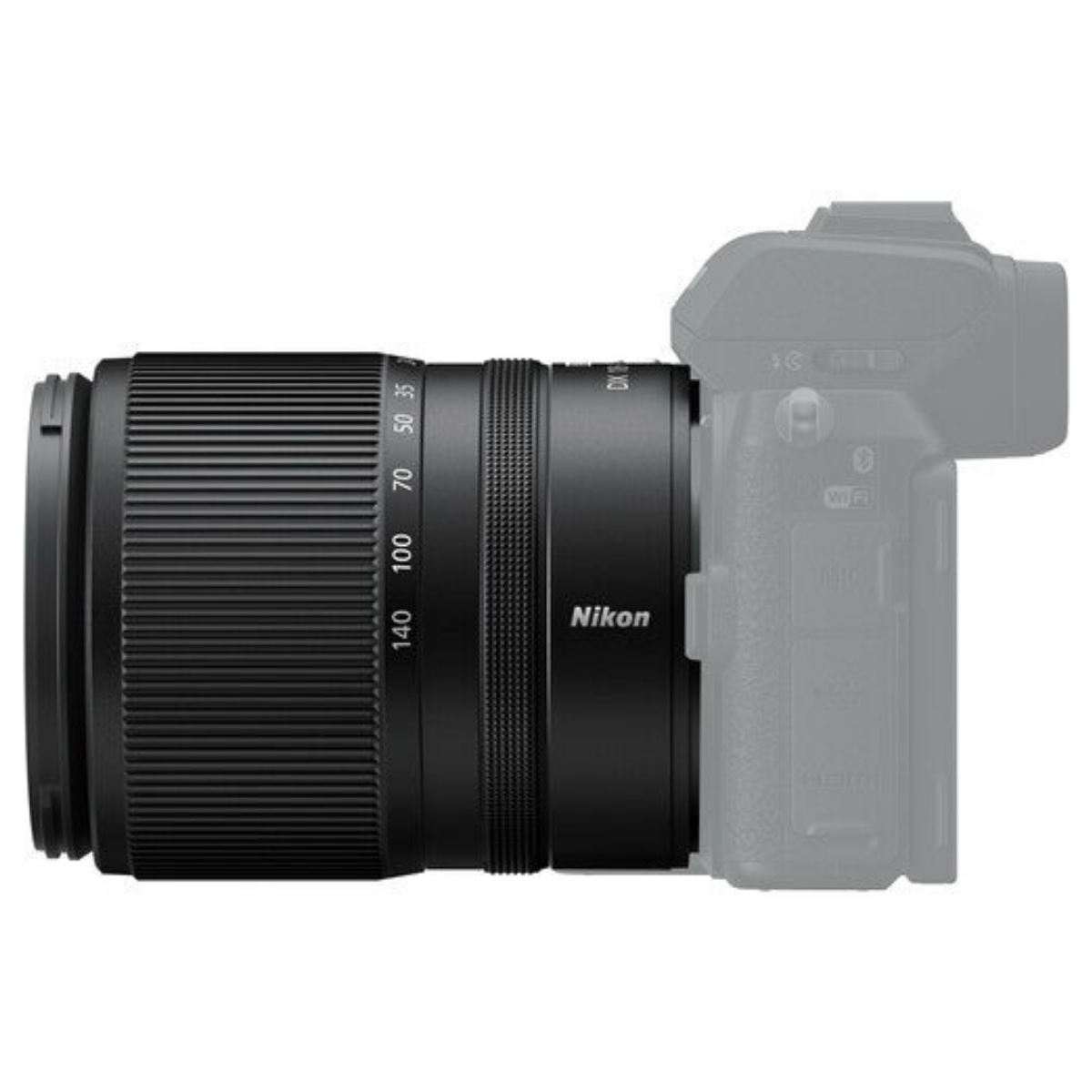 Schwarzes Nikon-Kameraobjektiv vor einer ausgegrauten Kamerabasis.