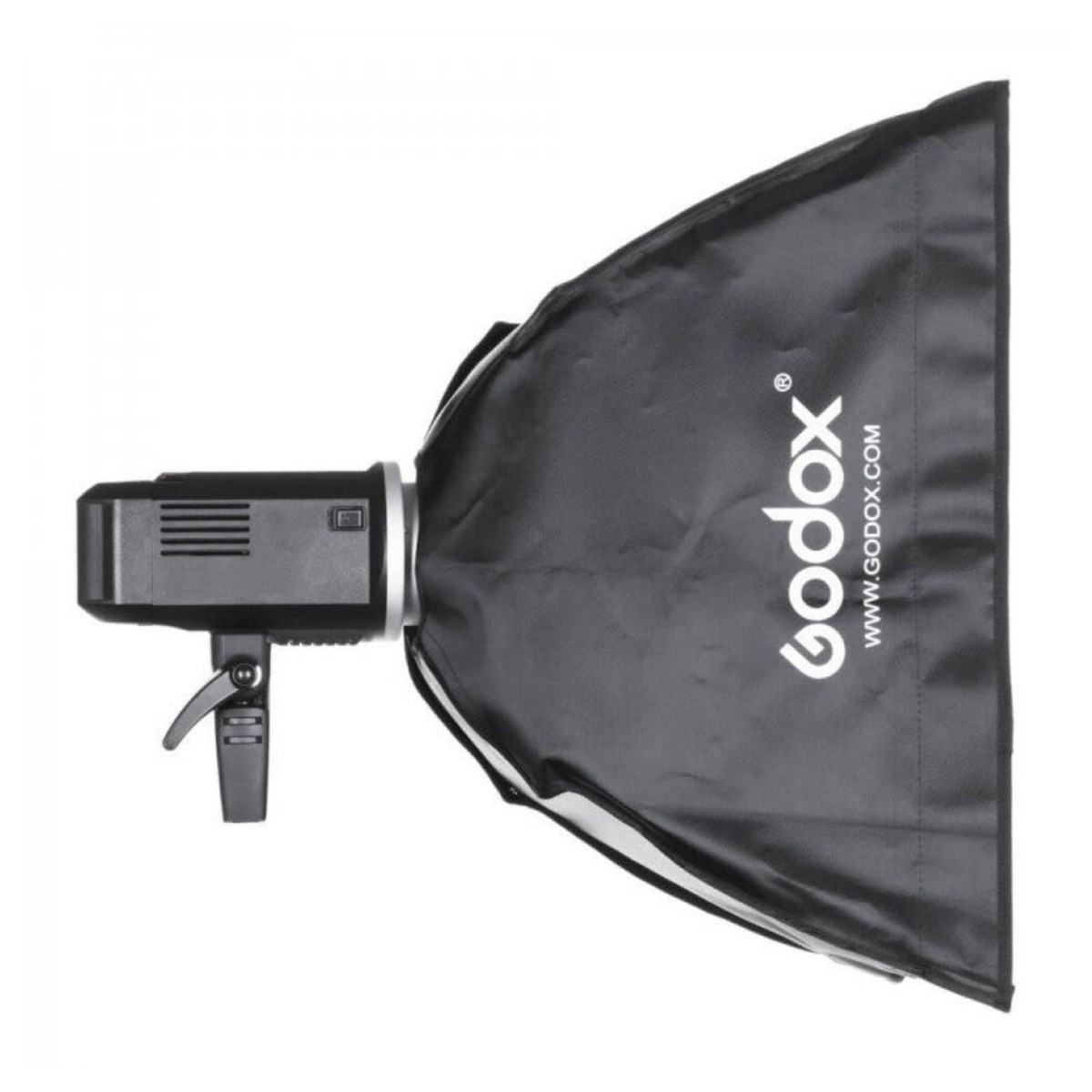 Un flash Godox con softbox nero attaccato e logo Godox su sfondo bianco.