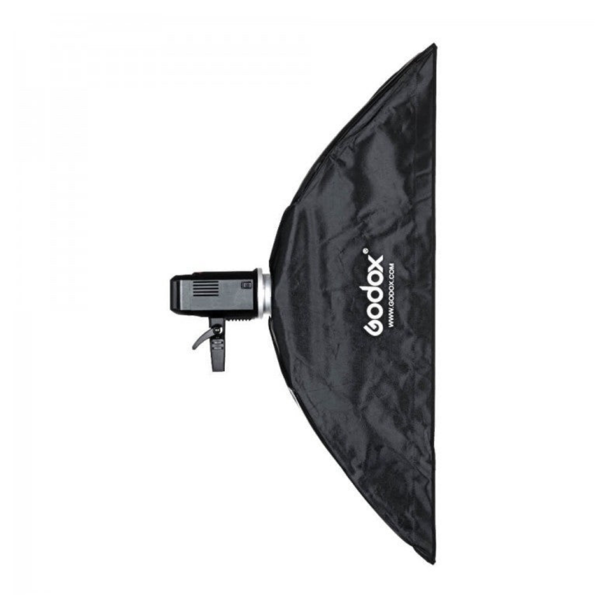 Una luce da studio Godox nera con un grande softbox curvo su sfondo bianco.