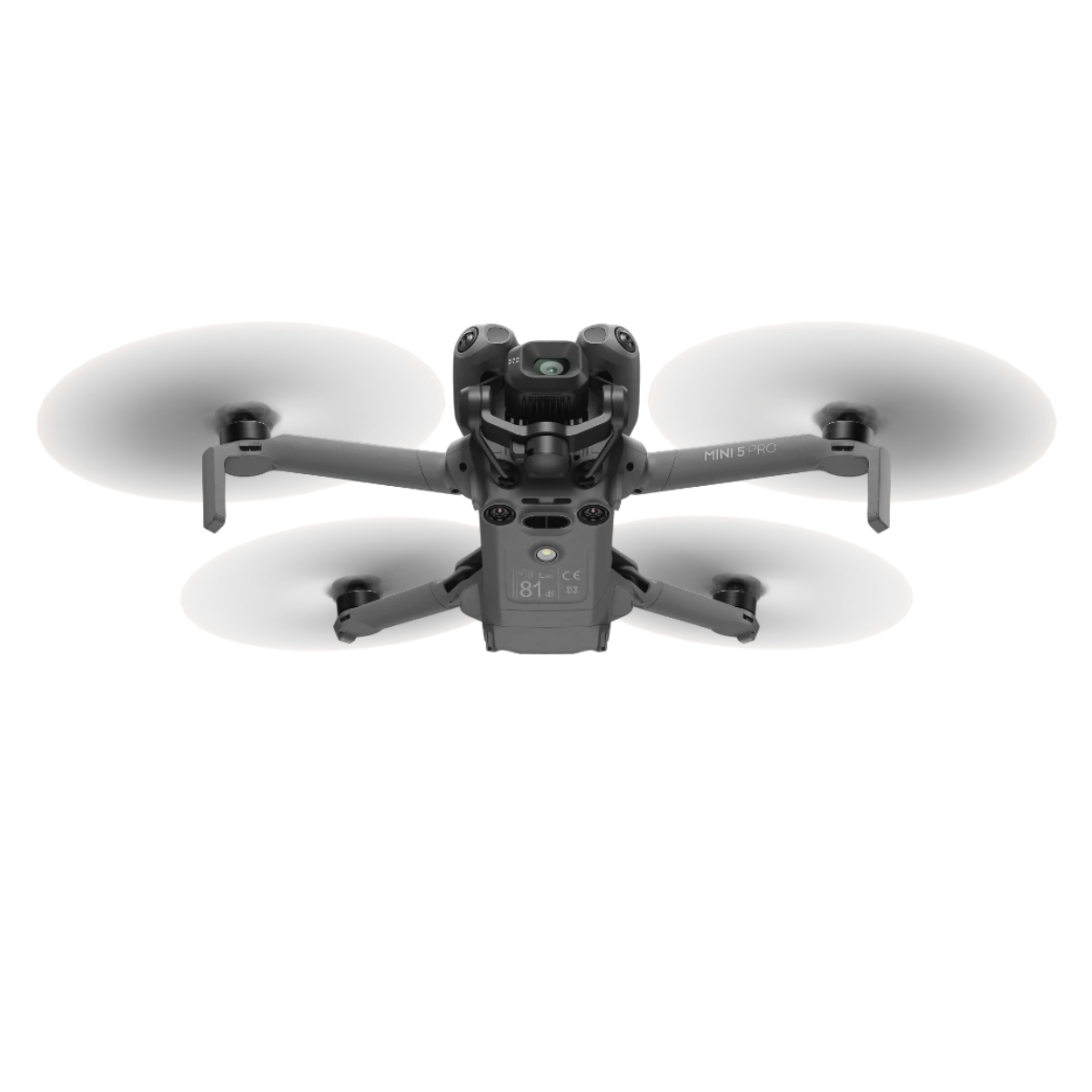 Un drone grigio con quattro eliche rotanti fluttua su sfondo bianco.
