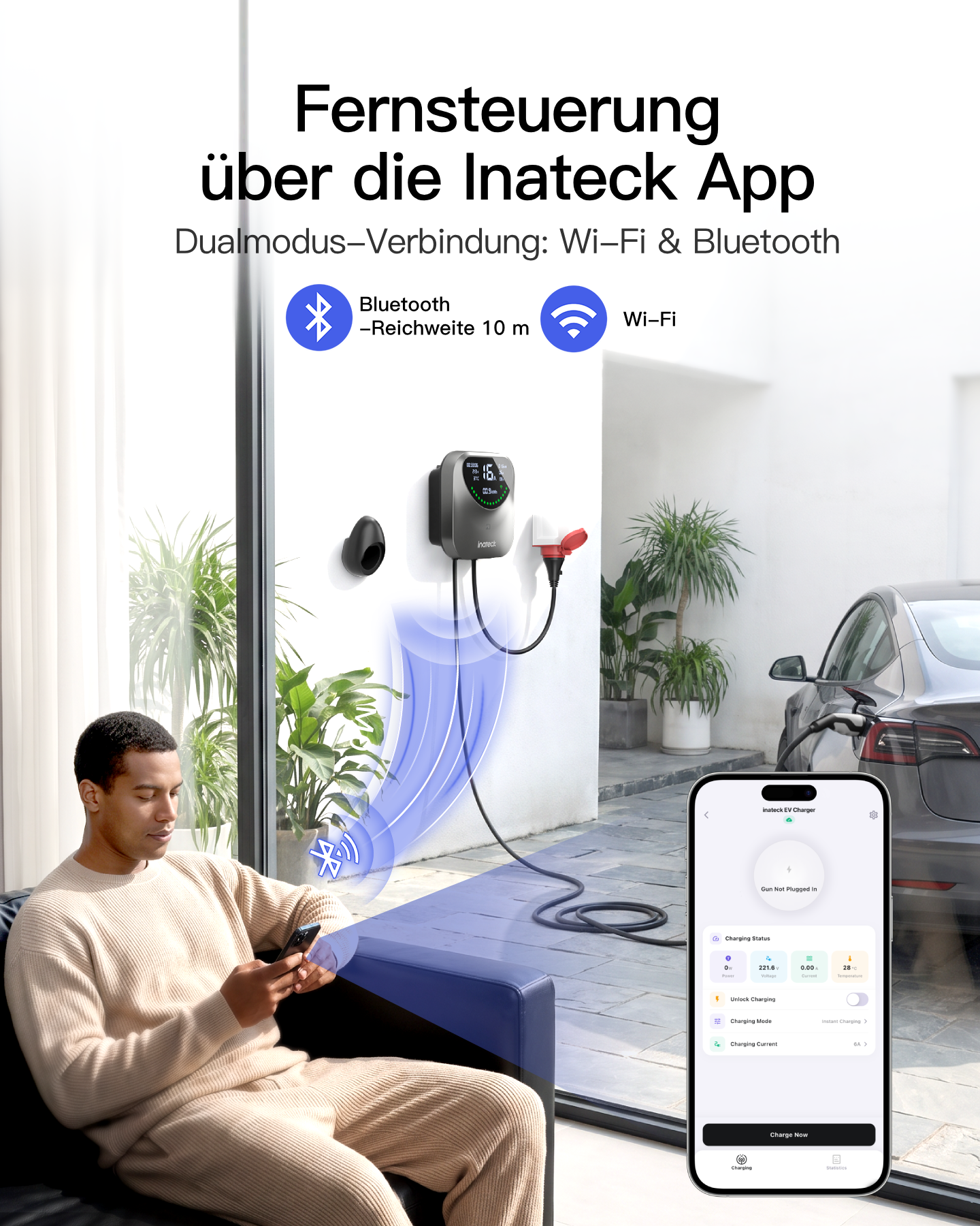 Ein Mann steuert eine EV-Ladestation über eine App auf seinem Smartphone mit WLAN und Bluetooth.