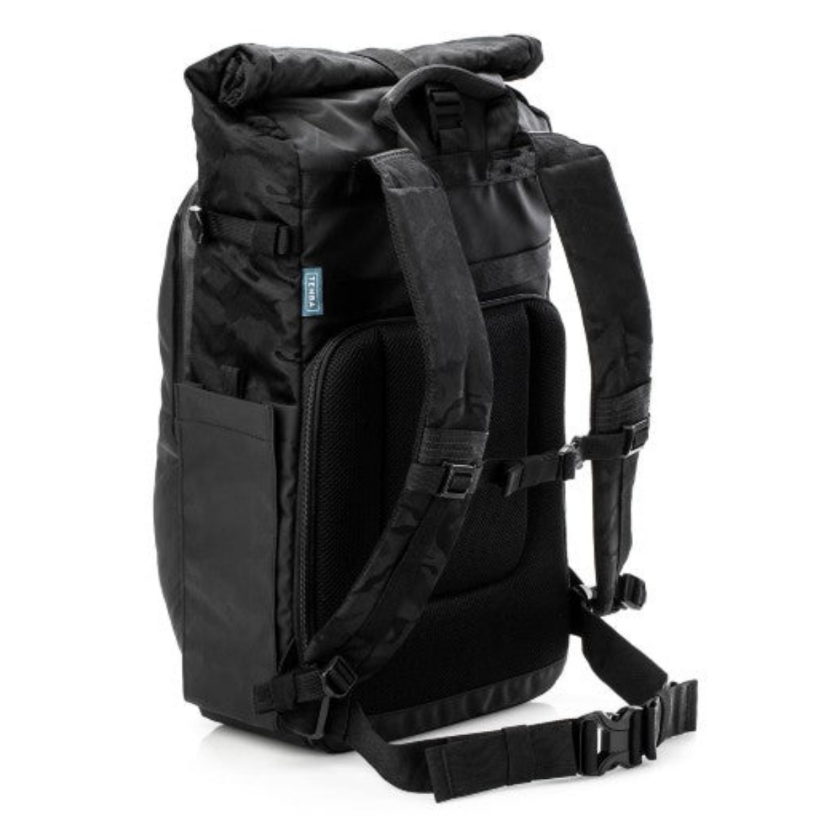 Ein schwarzer, gepolsterter Rucksack mit Rollverschluss, verstellbaren Trägern und einem Taillengurt vor weißem Hintergrund.
