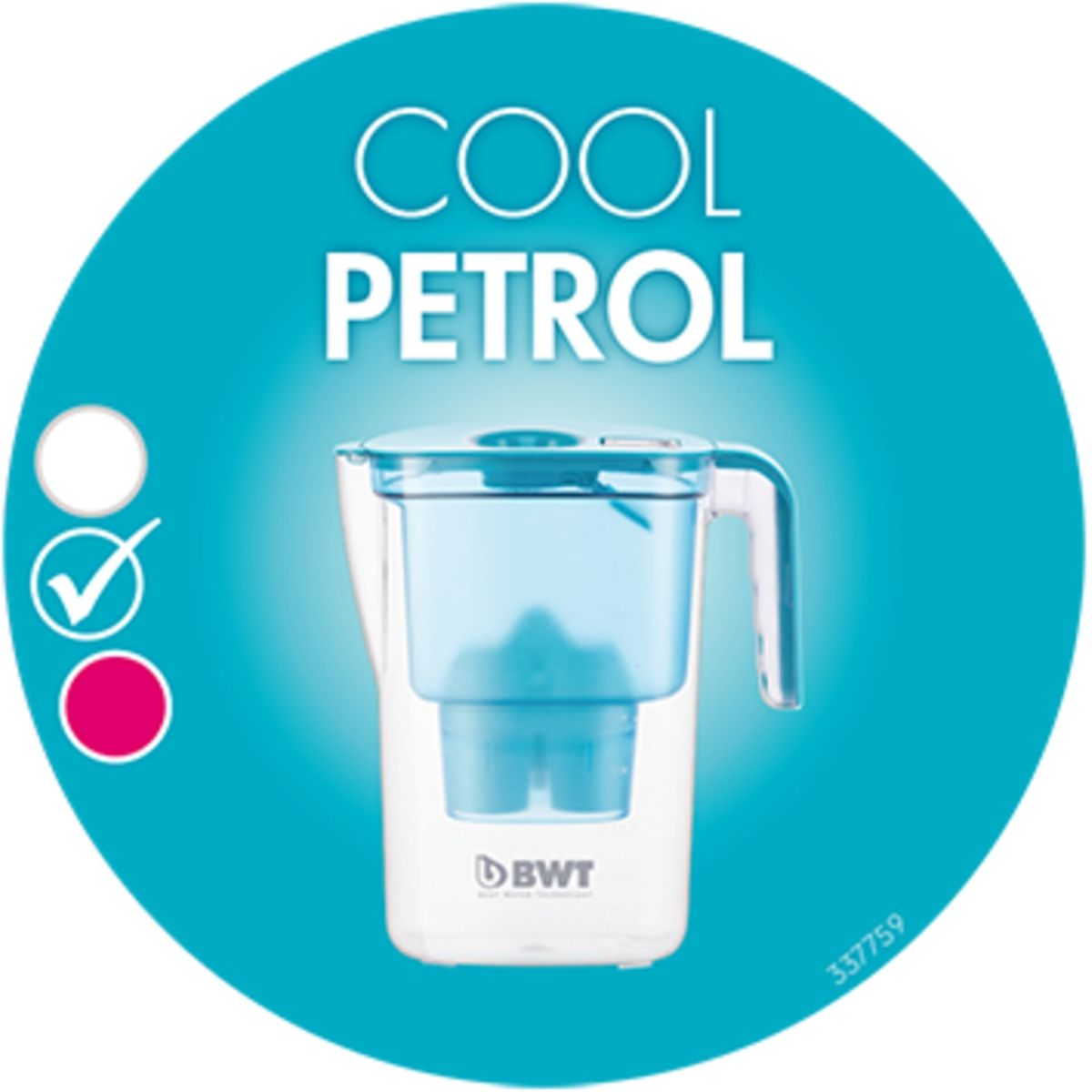 Ein blauer BWT-Wasserfilterkrug auf einem runden, türkisfarbenen Schild mit der Aufschrift 'COOL PETROL'.
