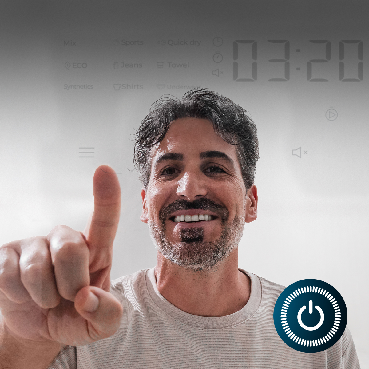 Un hombre sonriente señala con el dedo un panel de control digital con iconos y números.
