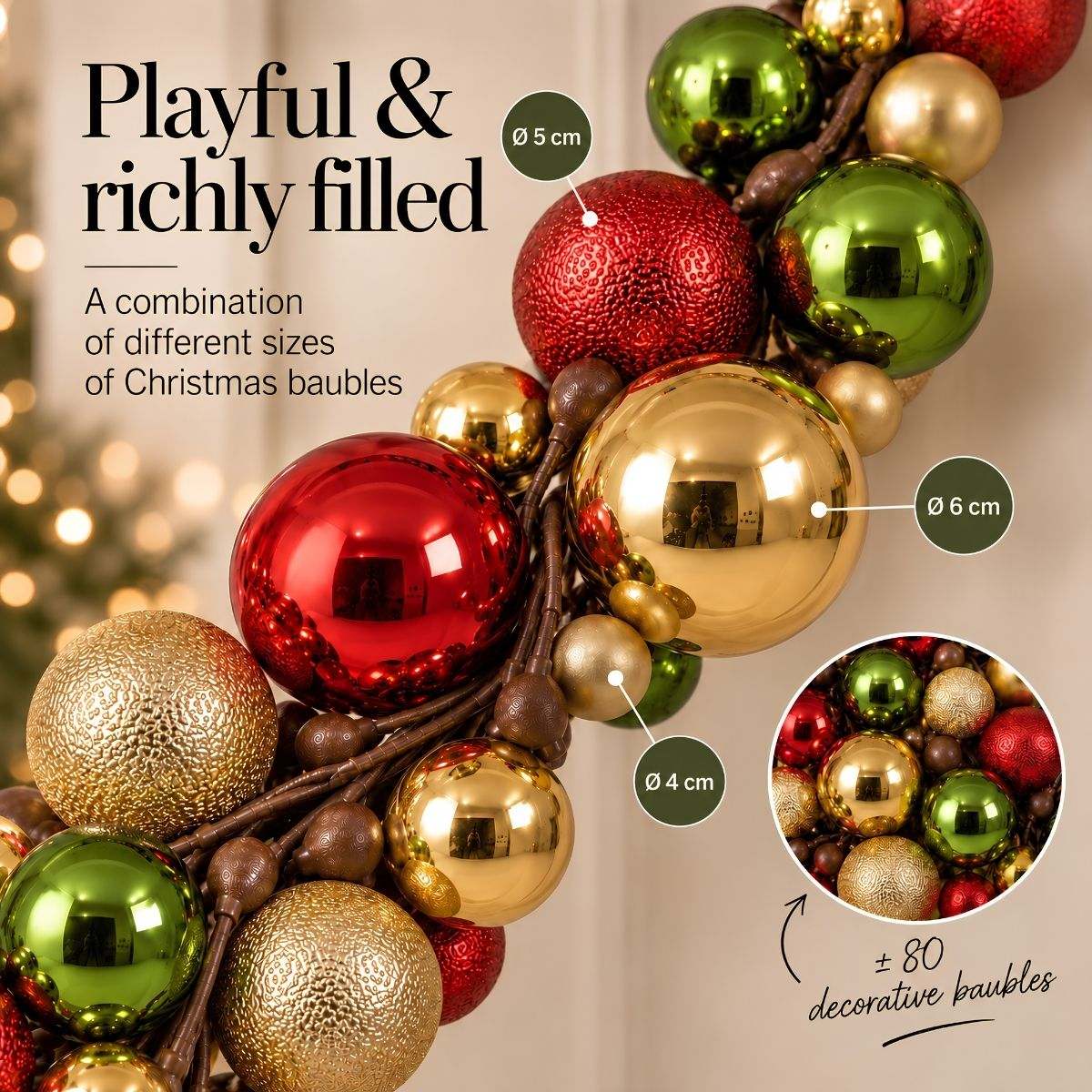 Eine Weihnachtsgirlande mit roten, grünen und goldenen Kugeln in verschiedenen Größen.