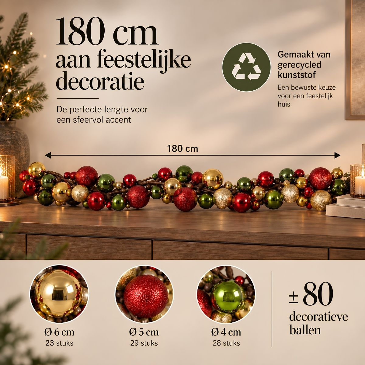 180 cm lange Weihnachtsgirlande mit roten, goldenen und grünen Kugeln auf einer Holzkommode.
