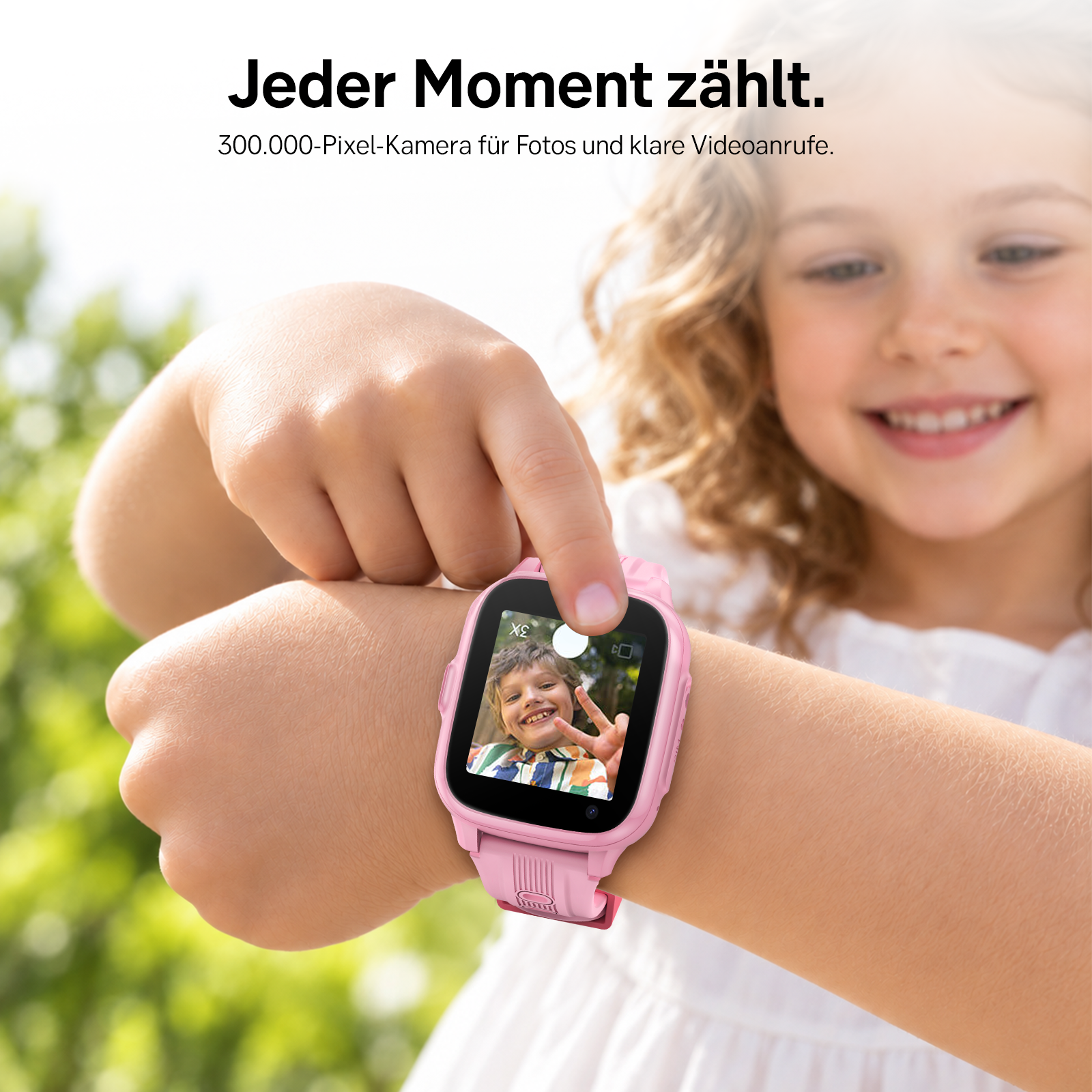 Ein kleines Mädchen lächelt, während es eine rosa Smartwatch am Handgelenk nutzt.