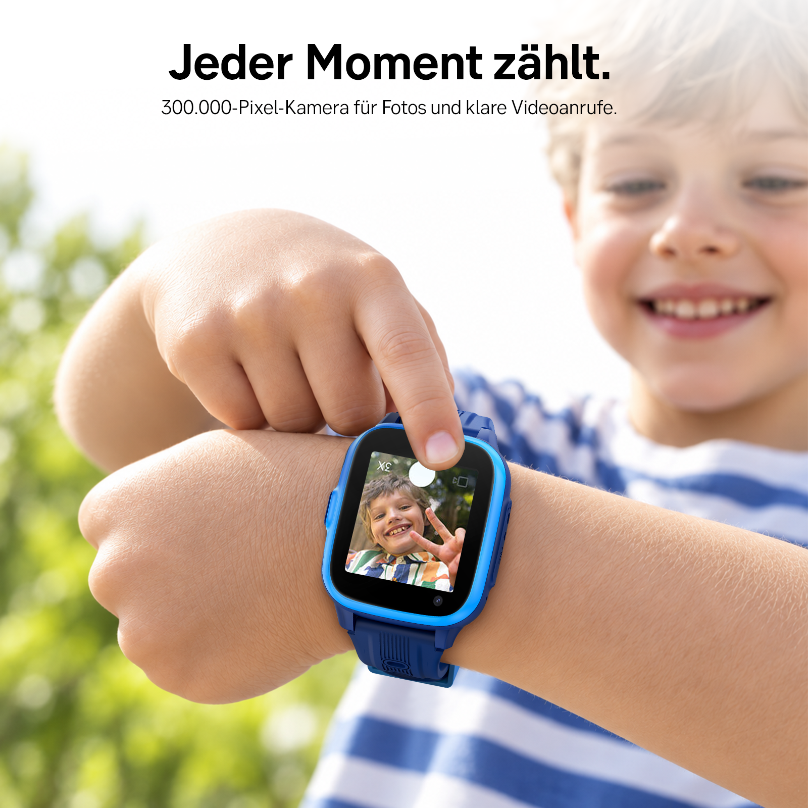 Ein Junge zeigt stolz auf die blaue Kinder-Smartwatch an seinem Handgelenk mit integrierter Kamera.