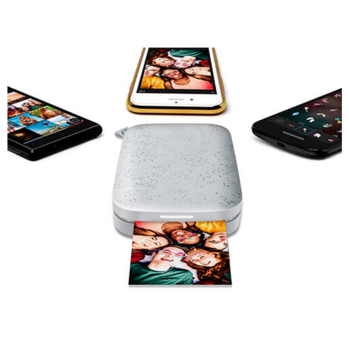 Przenośna biała drukarka fotograficzna drukuje zdjęcie, otoczona trzema smartfonami.