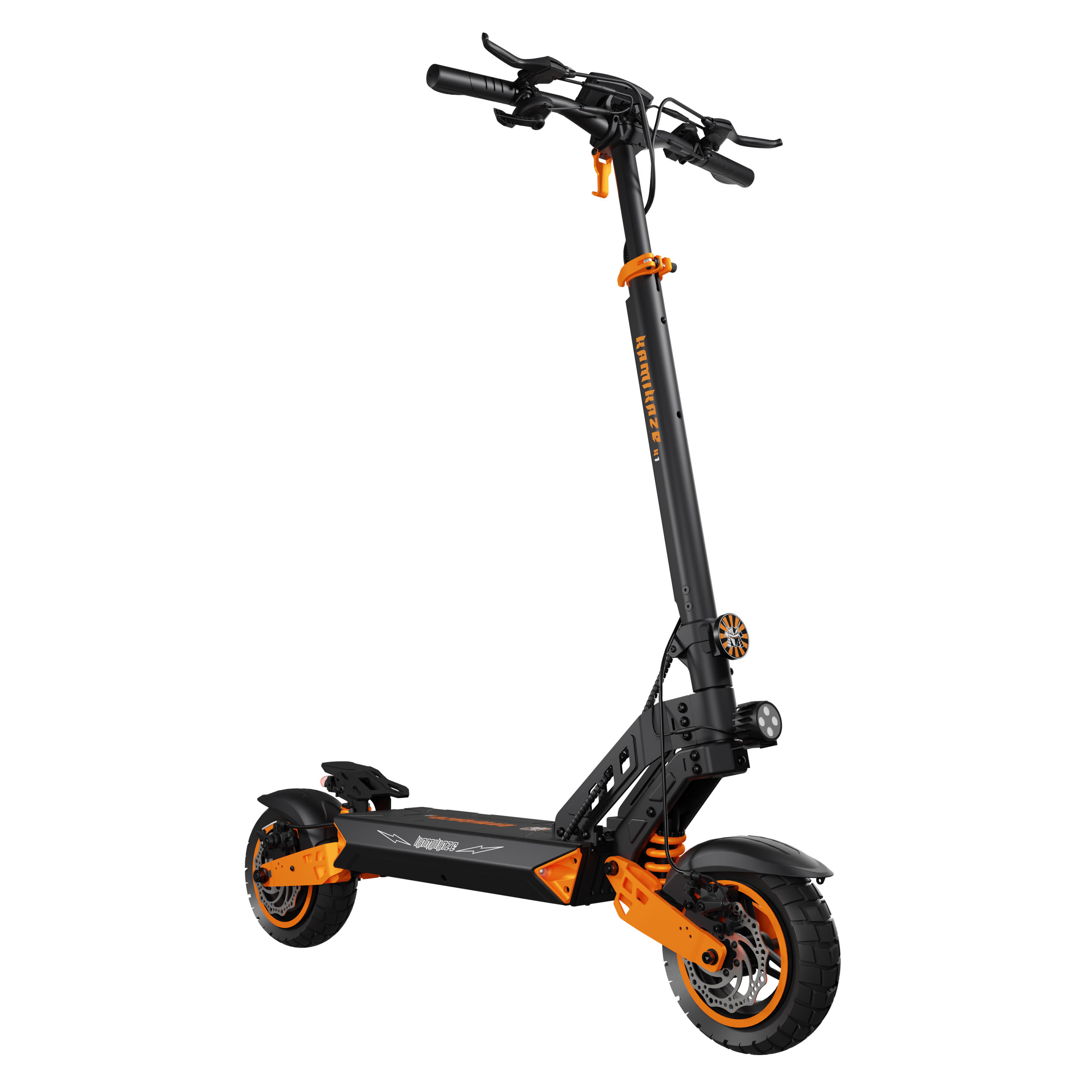 Un patinete eléctrico negro con detalles en naranja brillante, ruedas grandes y frenos de disco sobre fondo blanco.