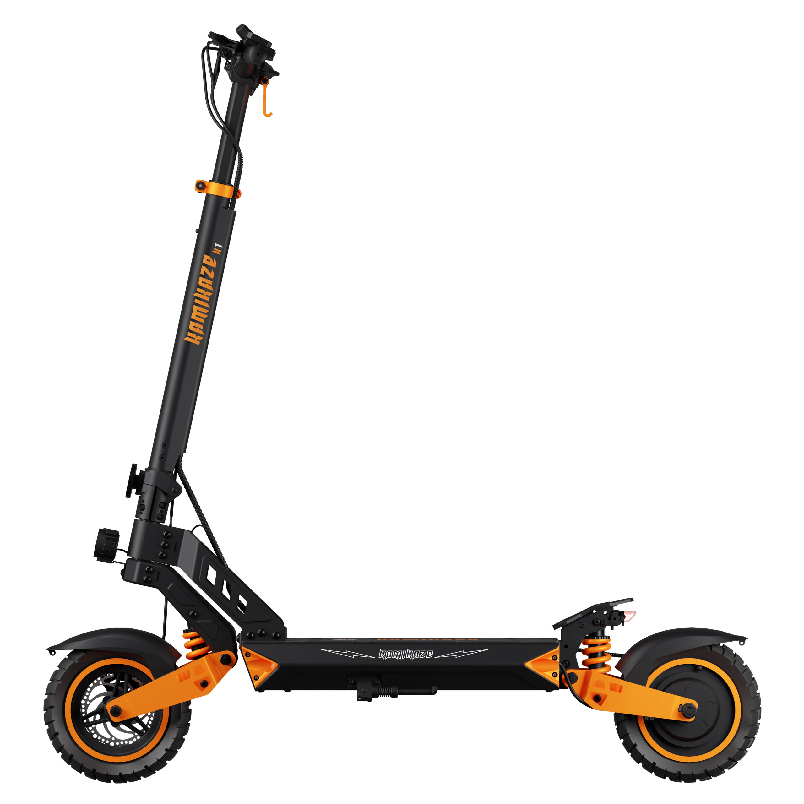 Un patinete eléctrico negro y naranja con neumáticos grandes y suspensión sobre un fondo blanco.