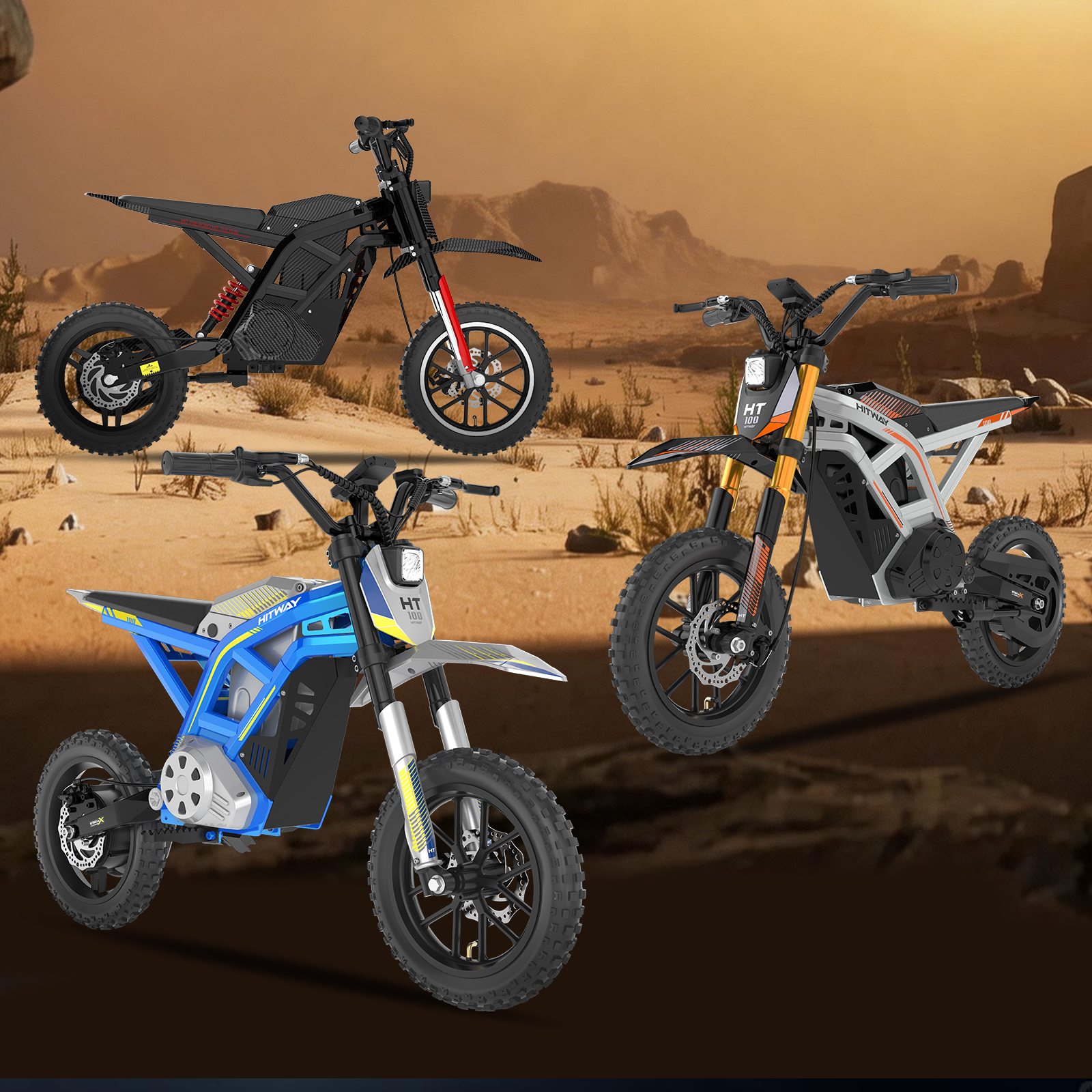 Drei verschiedene elektrische Dirt-Bikes in Schwarz, Blau und Silber vor einer staubigen Wüstenlandschaft.