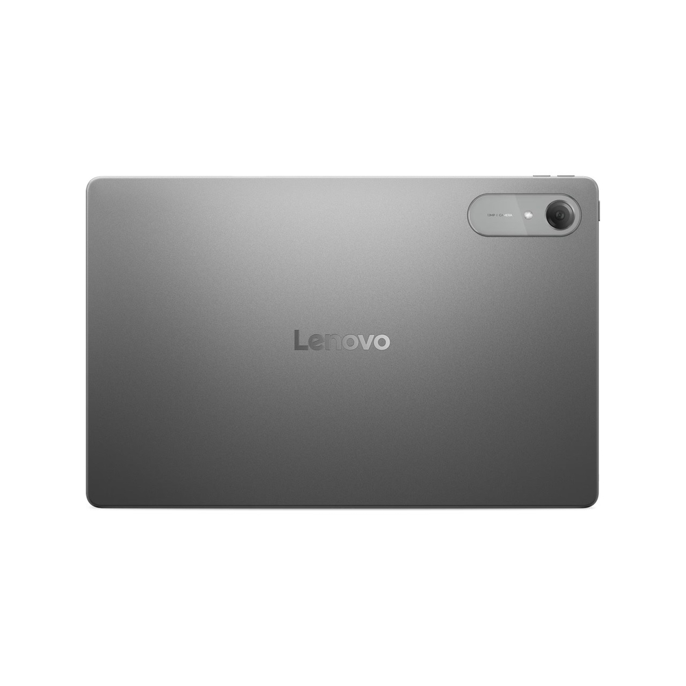 Beyaz arka planda yatay logolu ve sağ üst köşede kameralı gri bir Lenovo tabletin arkası.