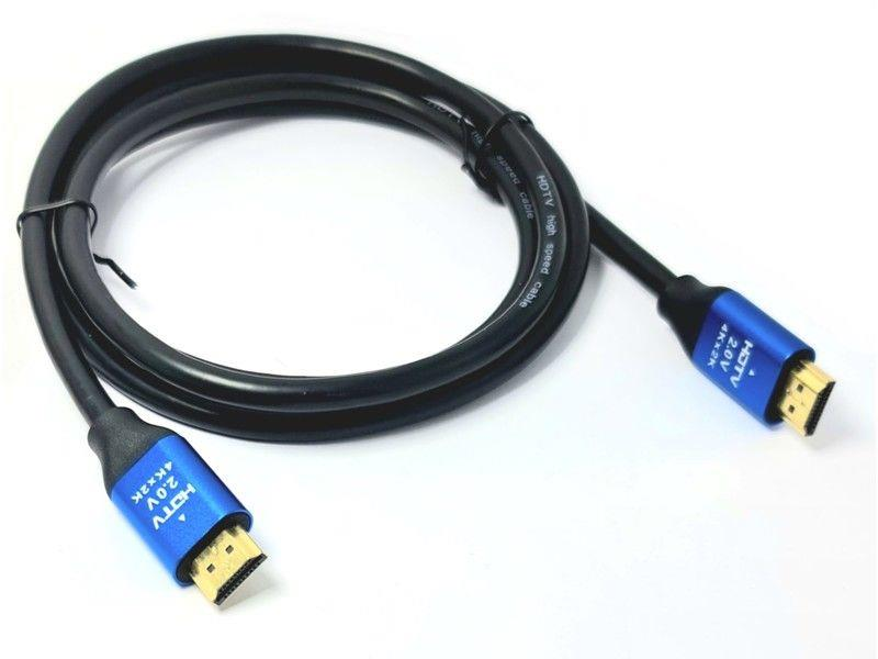 Beyaz arka plan üzerinde mavi konektörlü siyah bir HDMI kablosu.
