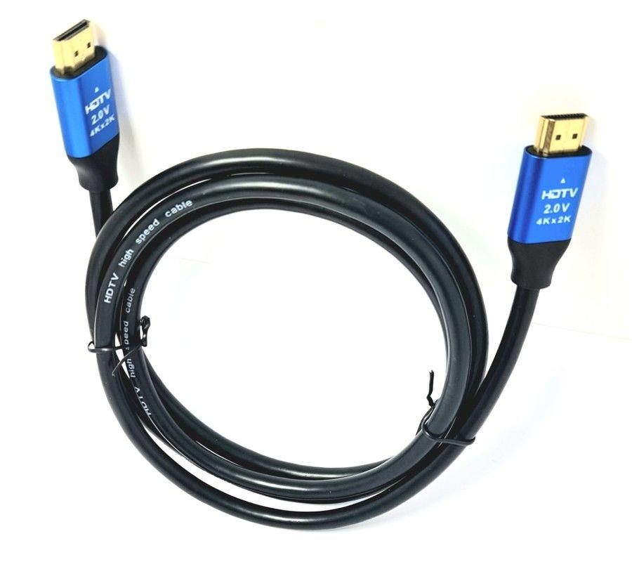 Beyaz arka planda mavi metal konnektörlere ve altın renkli uçlara sahip siyah bir HDMI kablosu.