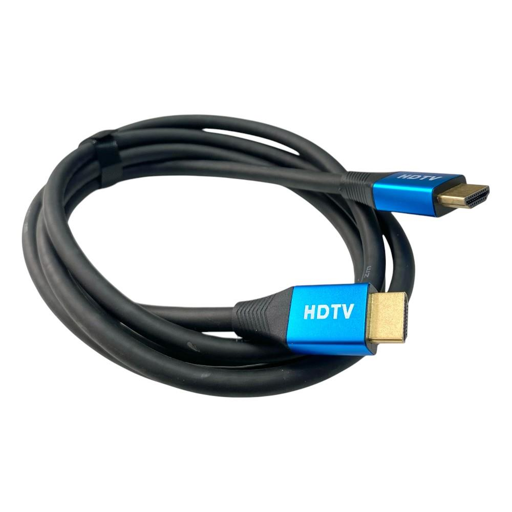 Beyaz arka planda HDTV yazılı mavi metal konektörlere sahip sarılı siyah bir HDMI kablosu.