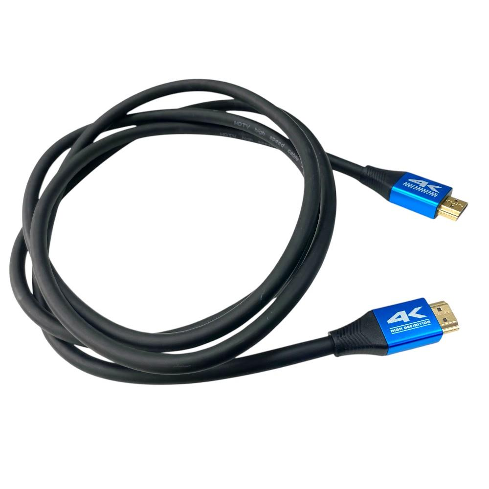 Beyaz arka planda mavi ve altın renkli konektörlere sahip kıvrık siyah 4K HDMI kablosu.
