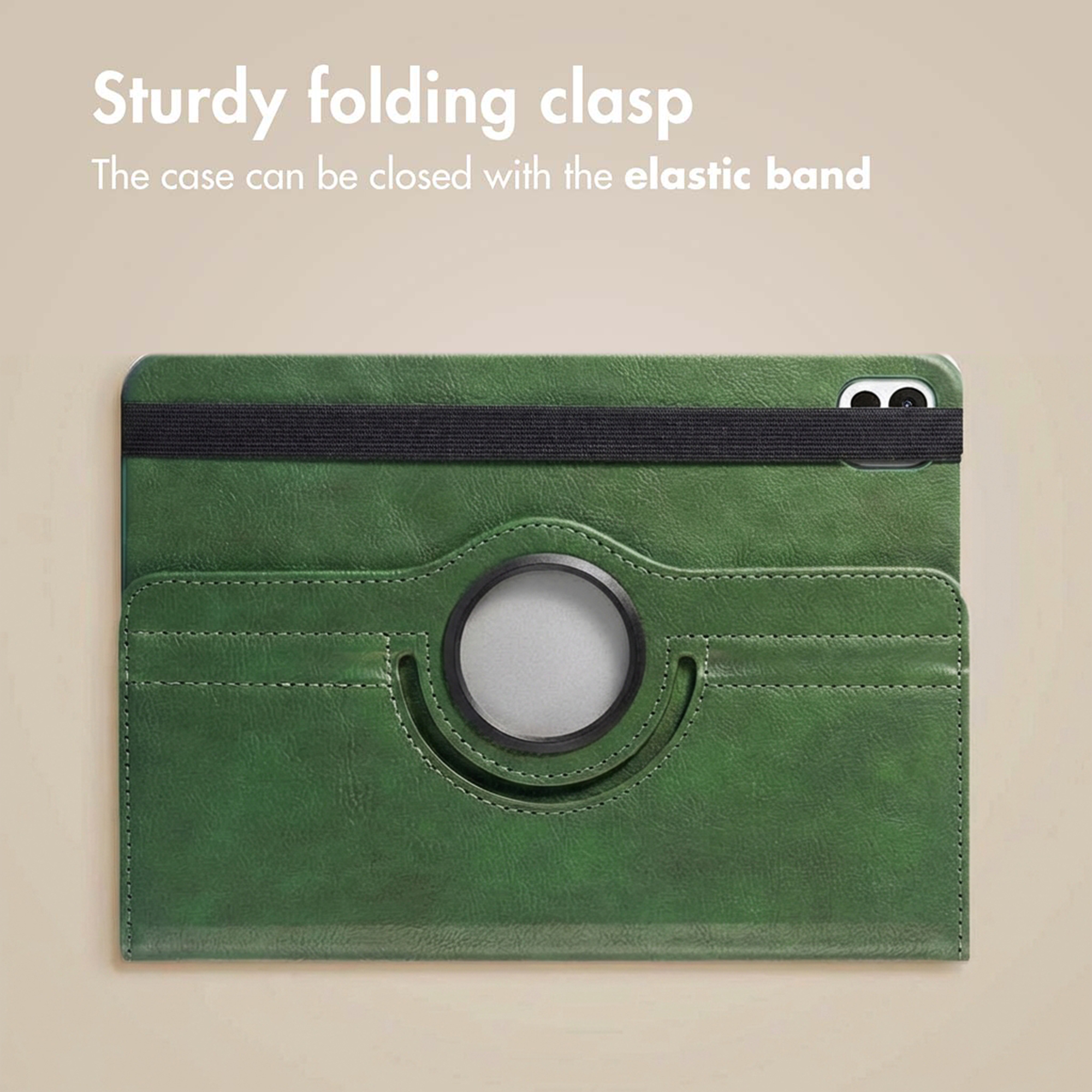 Groene tablethoes met zwarte elastieken bandsluiting en ronde inkeping op een beige achtergrond.