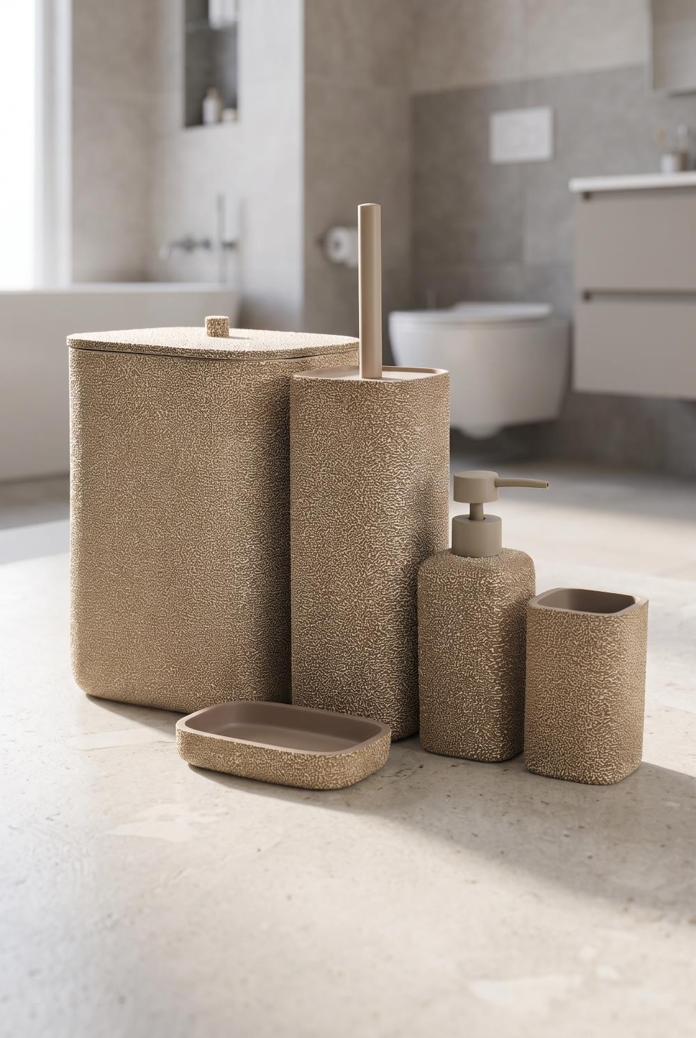 Çöp kutusu, sabunluk, bardak ve tuvalet fırçası içeren bej benekli banyo aksesuar seti.