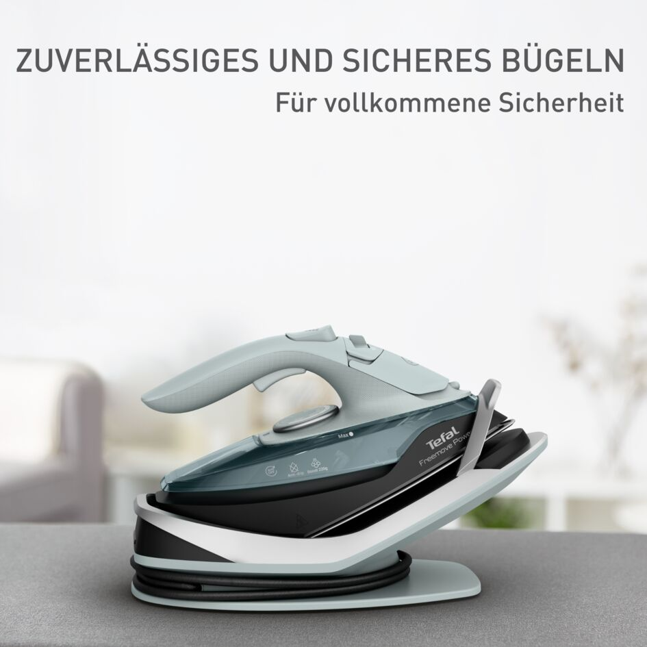 Ein graues Tefal Dampfbügeleisen auf einer Ladestation vor einem verschwommenen Hintergrund.