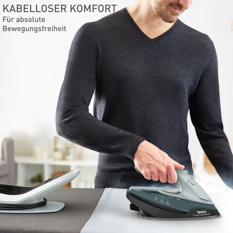 Ein Mann bügelt mit einem kabellosen Tefal-Bügeleisen auf einem Bügelbrett.