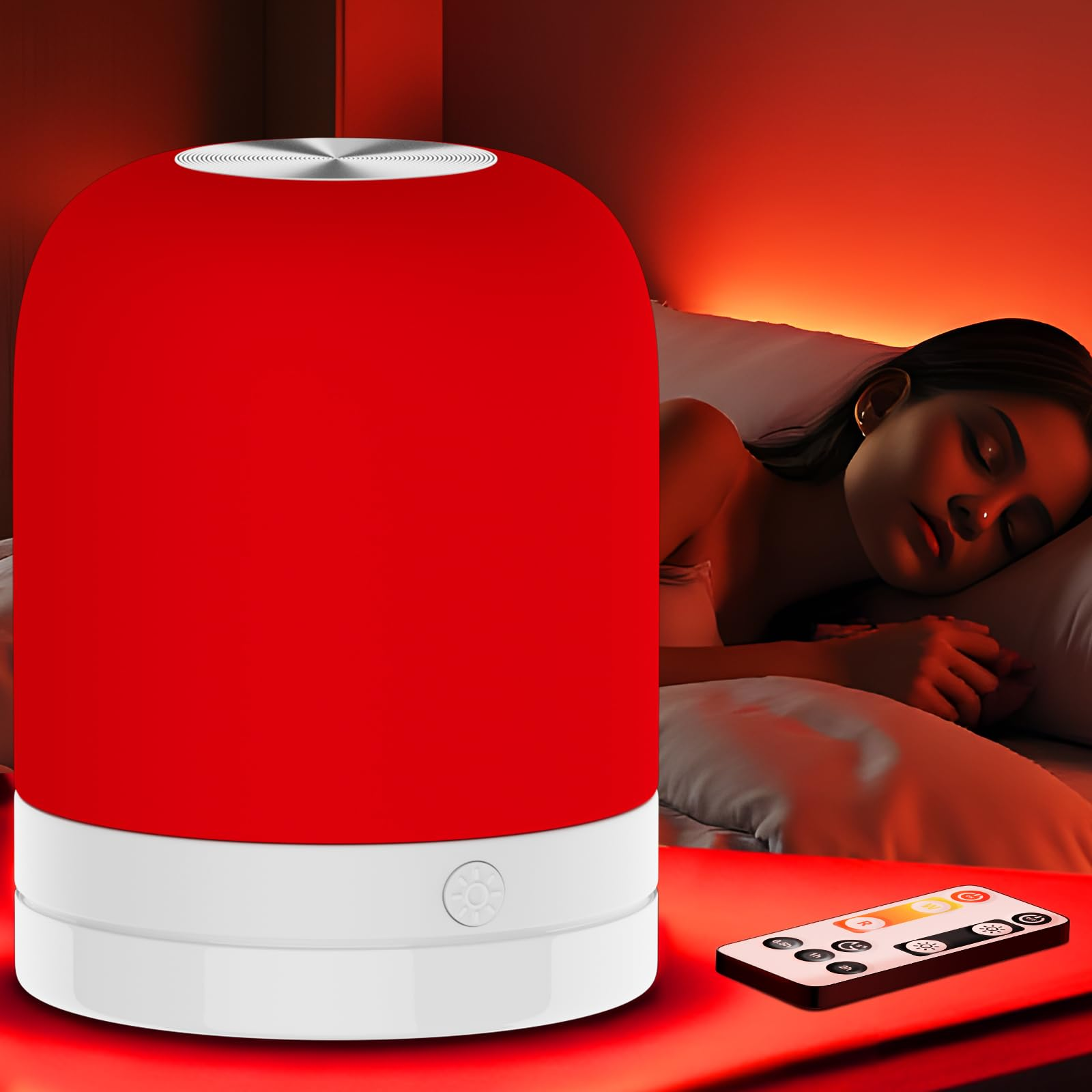 Rote zylindrische Lampe auf einem Nachttisch, während eine Frau im Bett schläft.