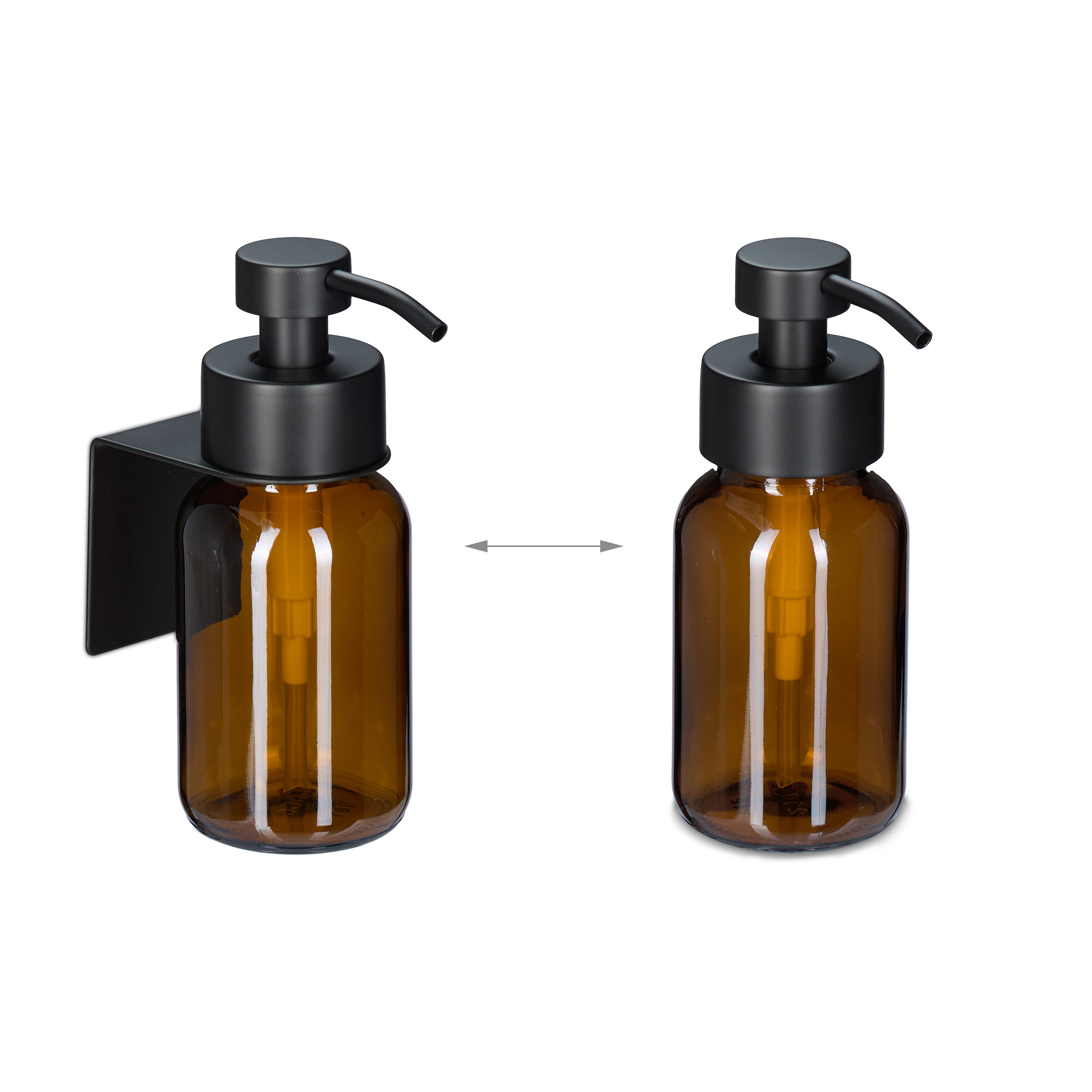 Zwei braune Seifenspender aus Glas mit schwarzem Pumpkopf, einer mit Wandhalterung.