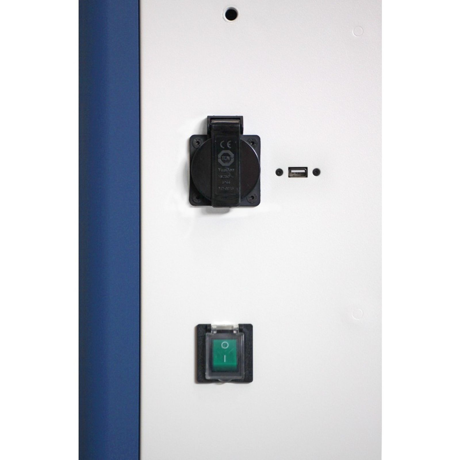 Eine schwarze Steckdose, ein USB-Port und ein grüner Schalter an einer weißen und blauen Wand.