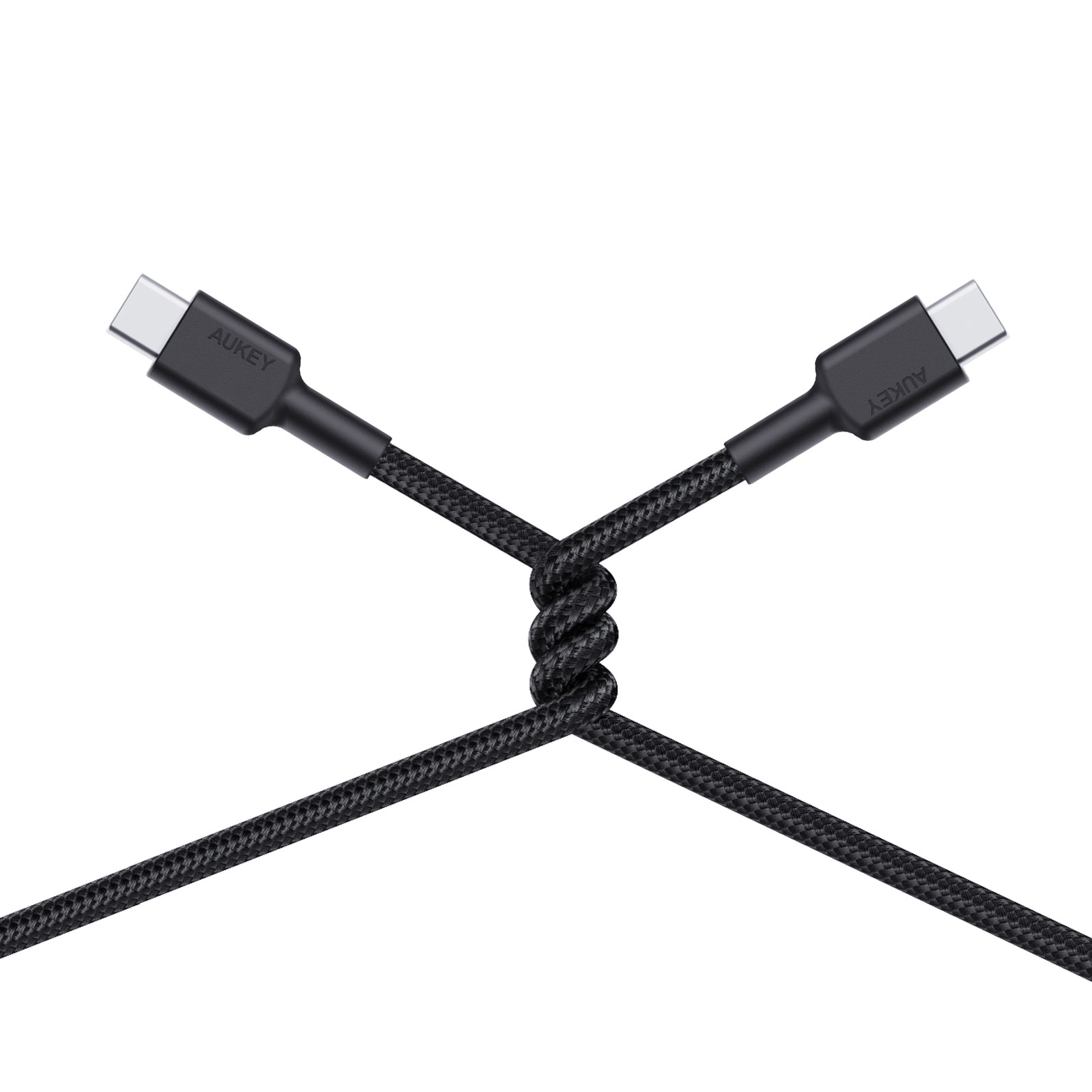 Beyaz arka planda gümüş konektörlü ve düğümlenmiş siyah örgülü USB-C kablosu.