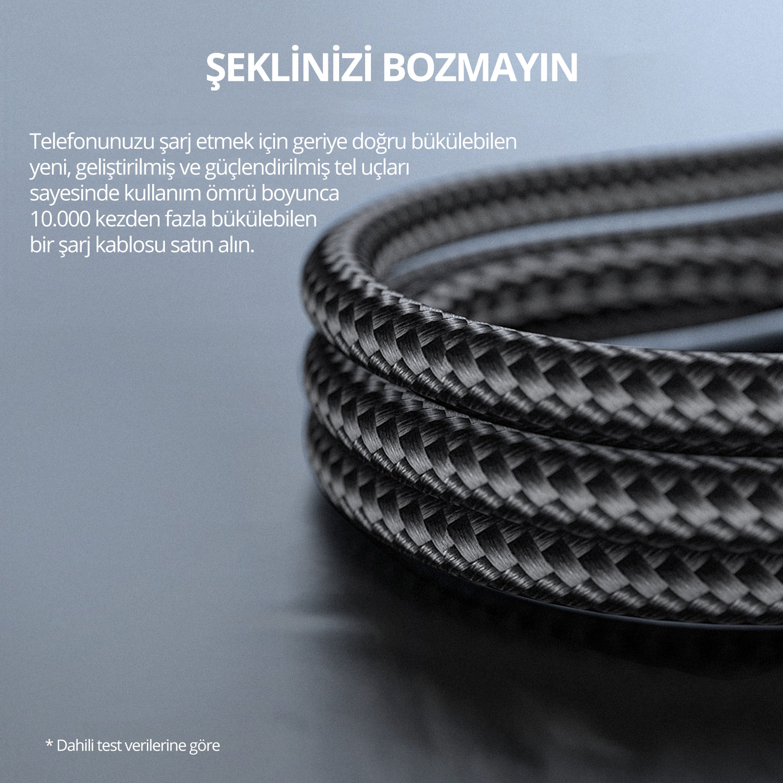 Gri arkaplanda kıvrılmış örgü koyu gri şarj kablosu ve üzerinde Türkçe tanıtım yazısı.