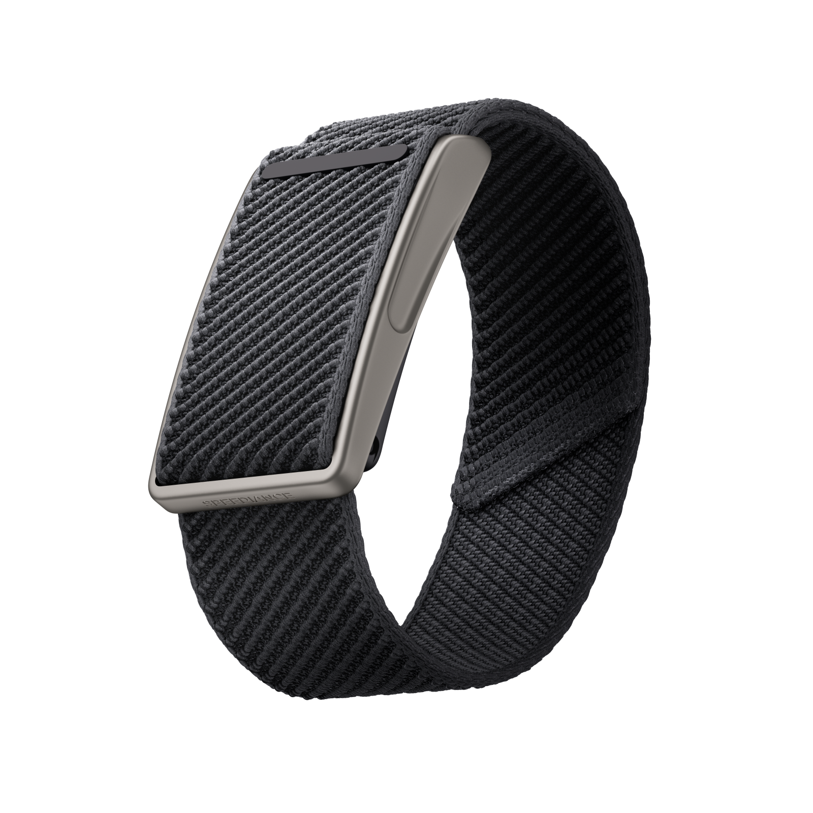 Ein schwarzer Fitnesstracker mit strukturiertem Stoffarmband und silbernem Metallgehäuse auf weißem Grund.