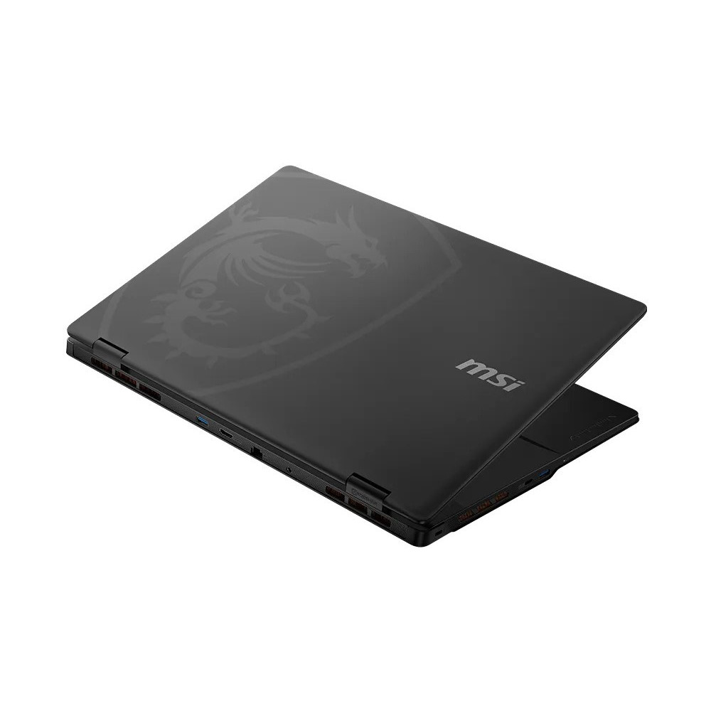 Zamknięty czarny laptop gamingowy MSI z logo smoka na klapie na białym tle.
