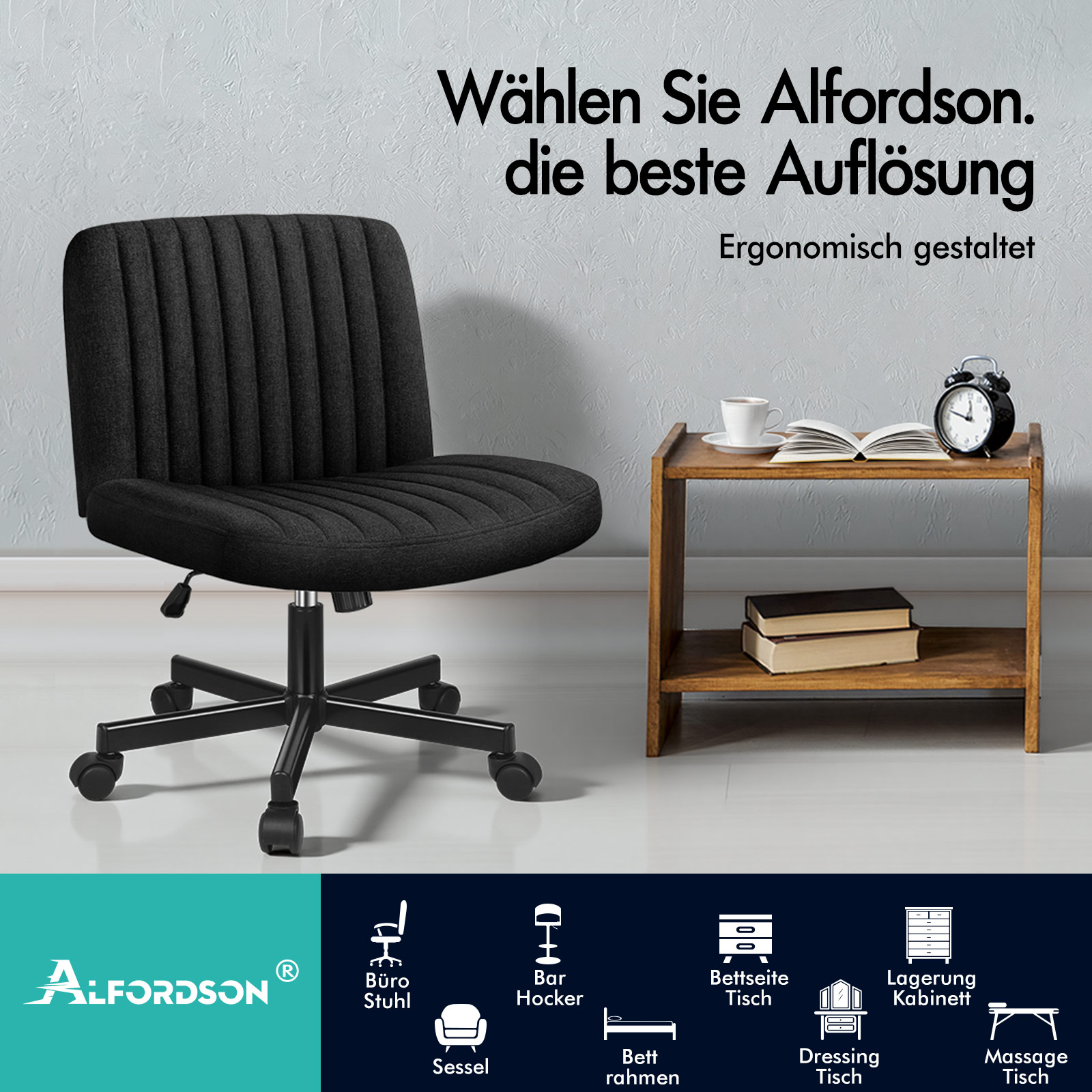 Ein schwarzer Buerostuhl auf Rollen neben einem Holztisch mit Tasse, Buch und Uhr vor grauer Wand.