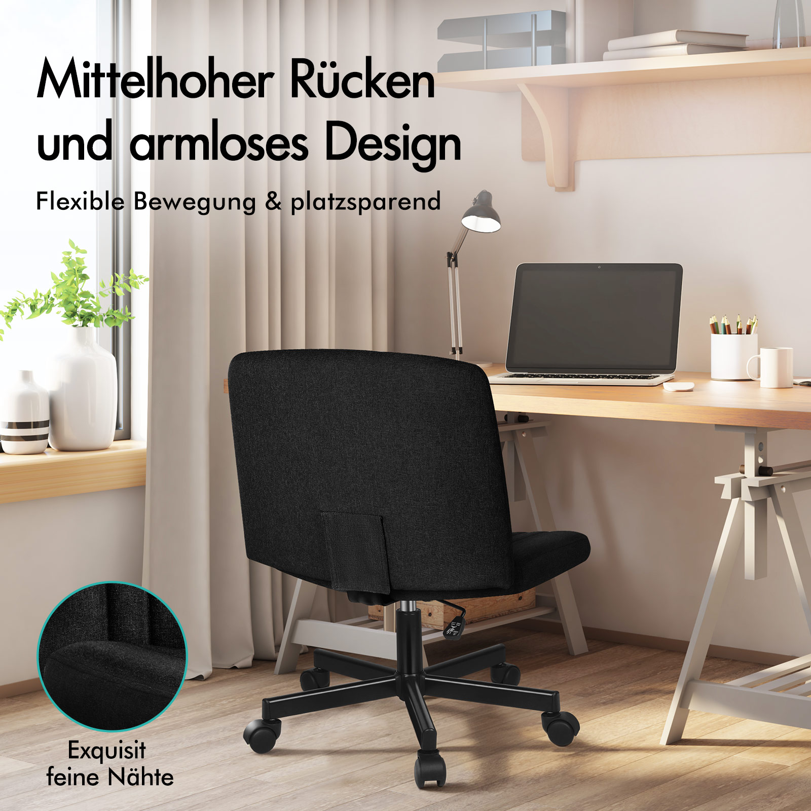 Ein schwarzer Schreibtischstuhl mit Rollen in einem hellen Zimmer mit Laptop und Tisch.