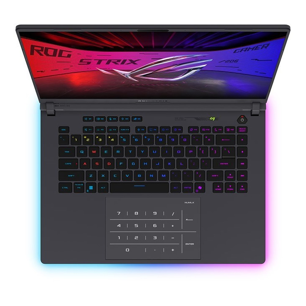 Widok z góry na laptopa do gier ASUS ROG Strix z podświetlaną klawiaturą i logo ROG na ekranie.
