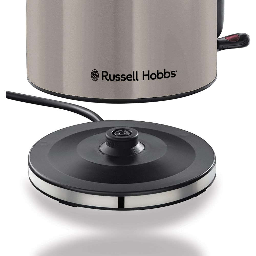 Beyaz arkaplanda siyah tabana ve güç kablosuna sahip gümüş renkli bir Russell Hobbs su ısıtıcısı.