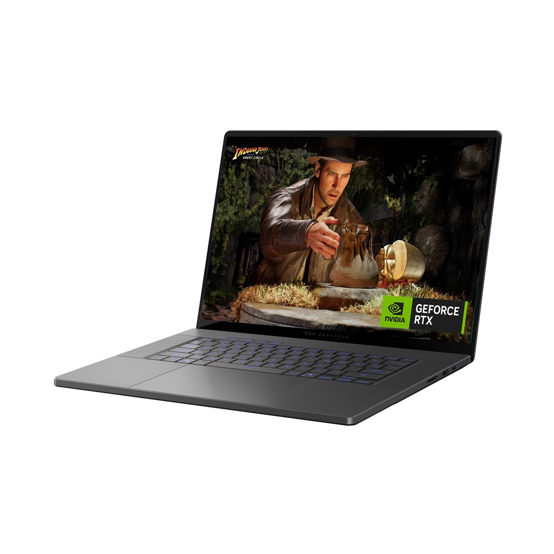 Szary laptop do gier wyświetla na ekranie scenę z gry przygodowej z udziałem Indiany Jonesa.
