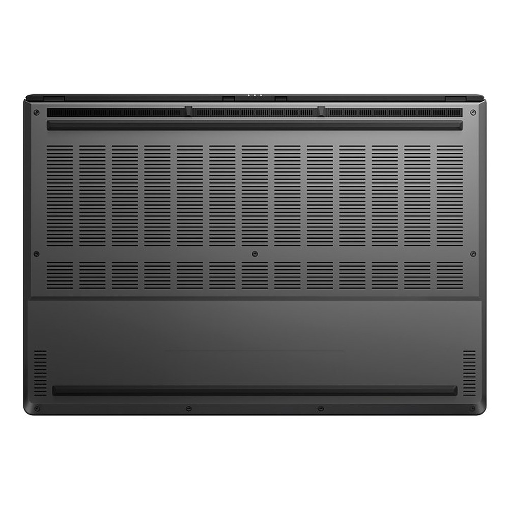 Spód szarego laptopa z dużymi kratkami wentylacyjnymi i gumowymi nóżkami.