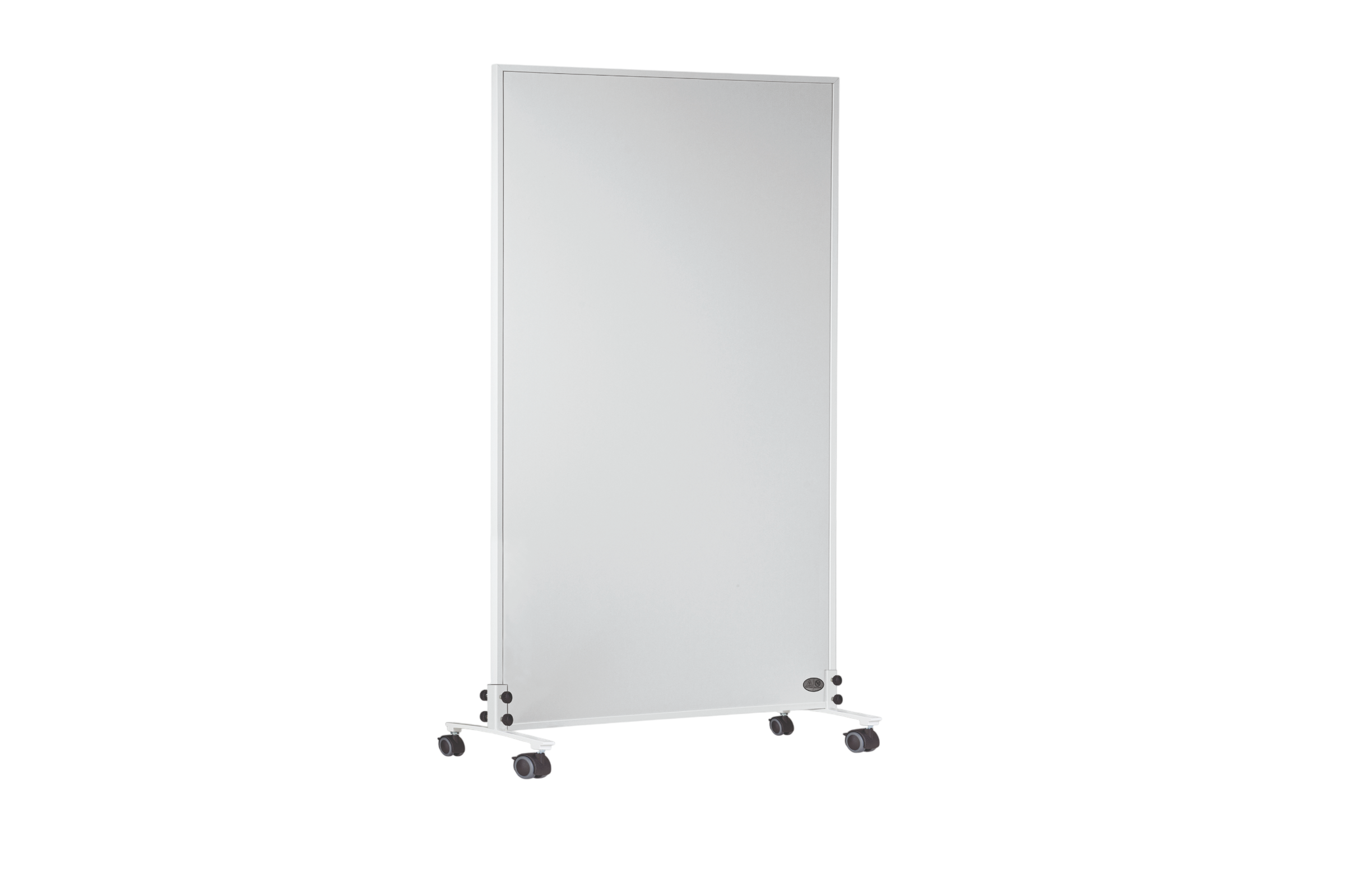 Eine weiße, mobile Raumtrenner-Wand auf Rollen vor schwarzem Hintergrund.