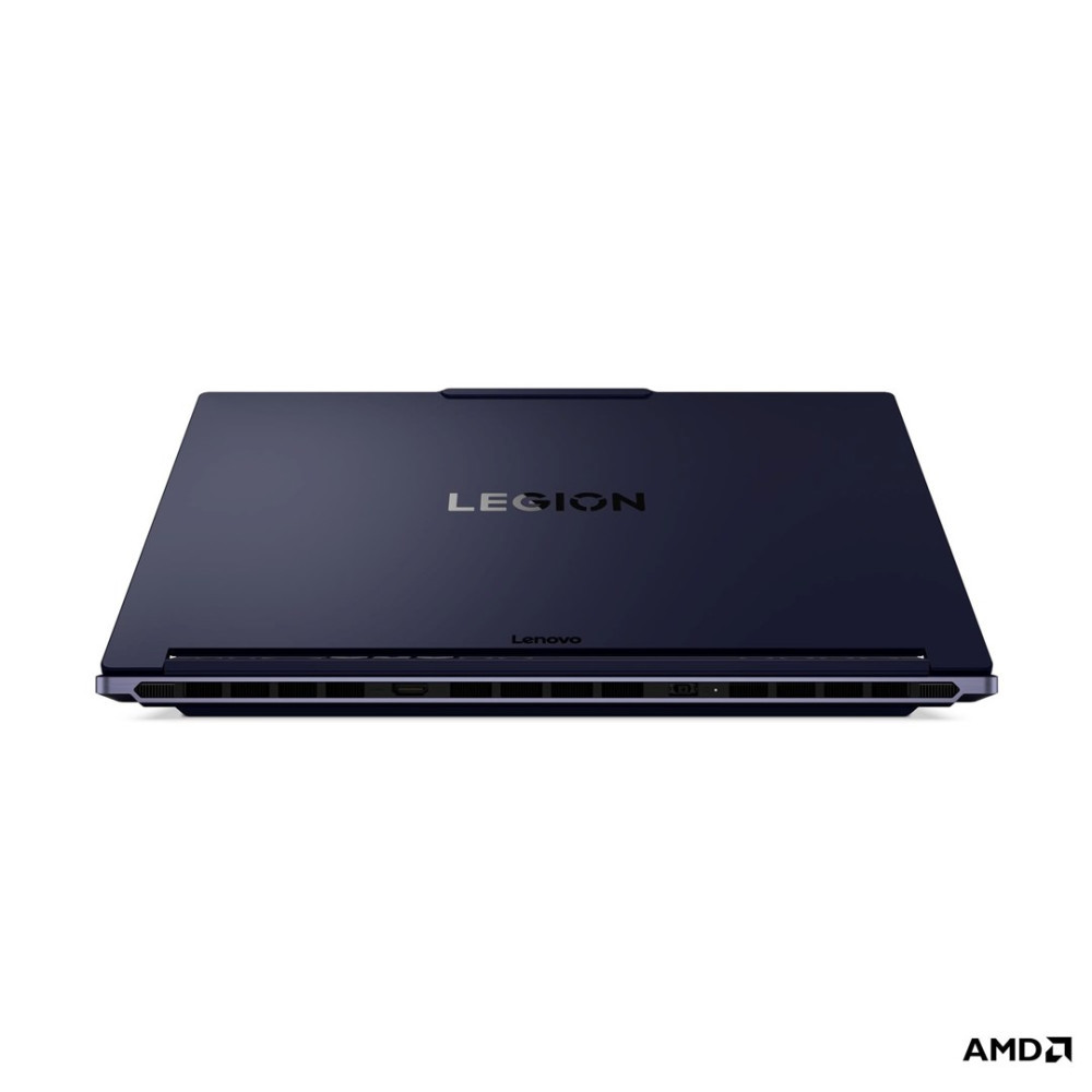 Zamknięty, ciemnoniebieski laptop Lenovo Legion widziany od tyłu na białym tle, z logo AMD w rogu.