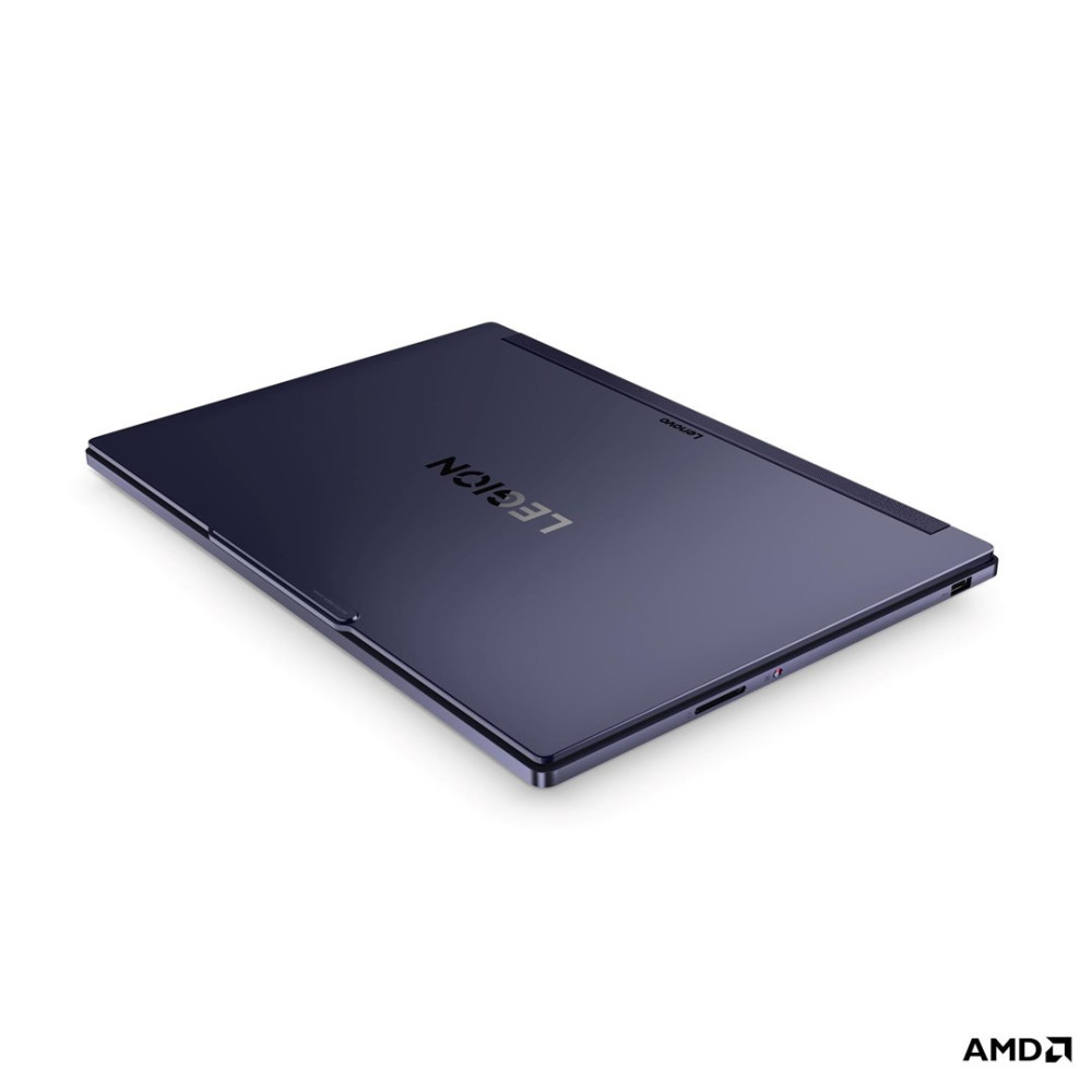 Zamkni ęty ciemnoniebieski laptop do gier Lenovo Legion widoczny pod kątem na białym tle.