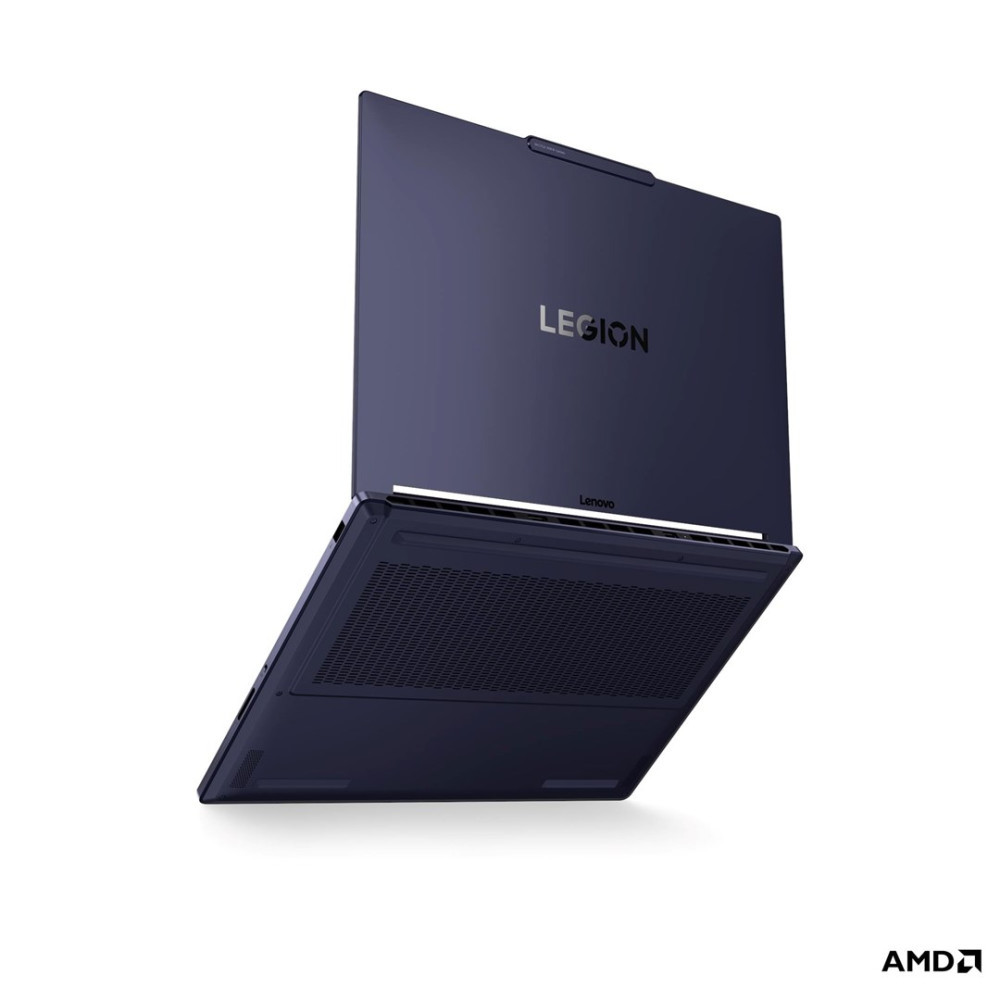 Ciemnoniebieski laptop Lenovo Legion pochylony w górę na białym tle.