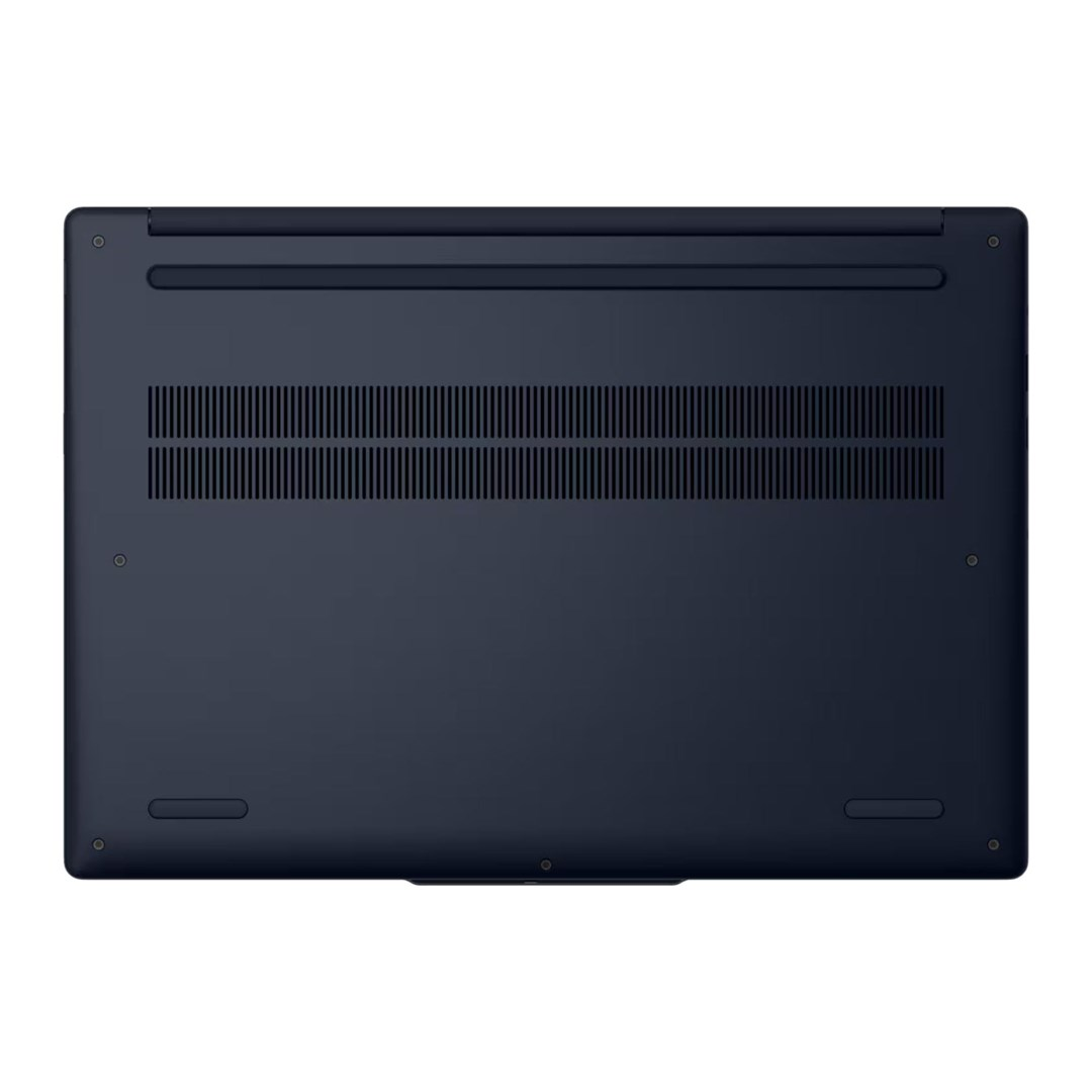Widok spodu ciemnego laptopa z otworami wentylacyjnymi i nóżkami.