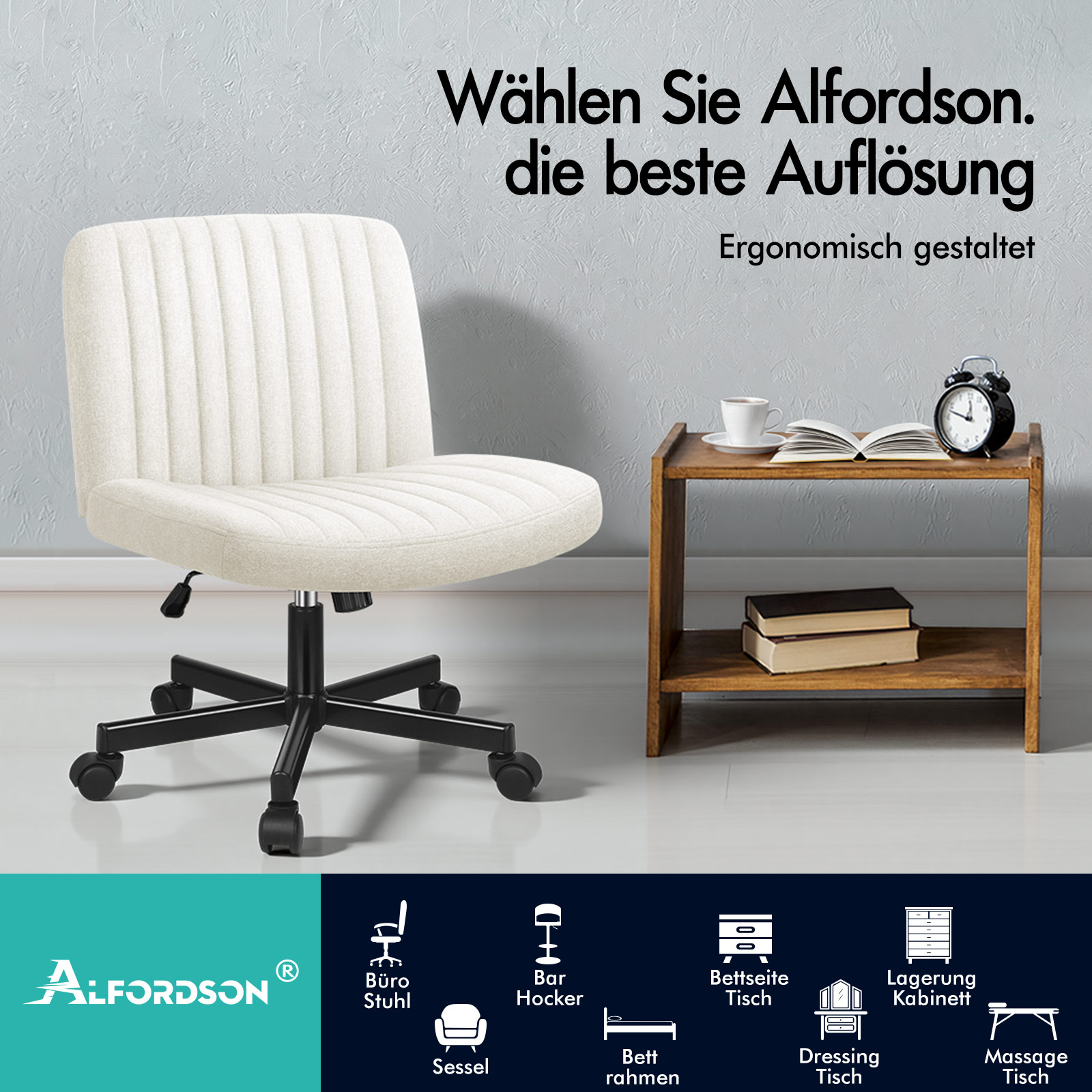 Ein weißer, ergonomischer Bürostuhl steht vor einer grauen Wand neben einem Holztisch mit Uhr und Buch.