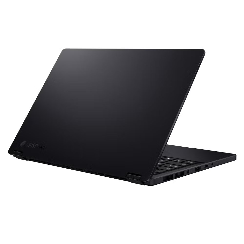 Zamknięty czarny laptop na białym tle z widocznymi portami z boku.