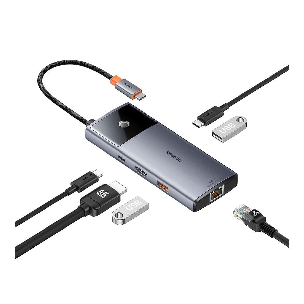 Beyaz arka planda birden fazla bağlantı noktası, bağlı kablolar ve adaptörler içeren gri USB-C hub.