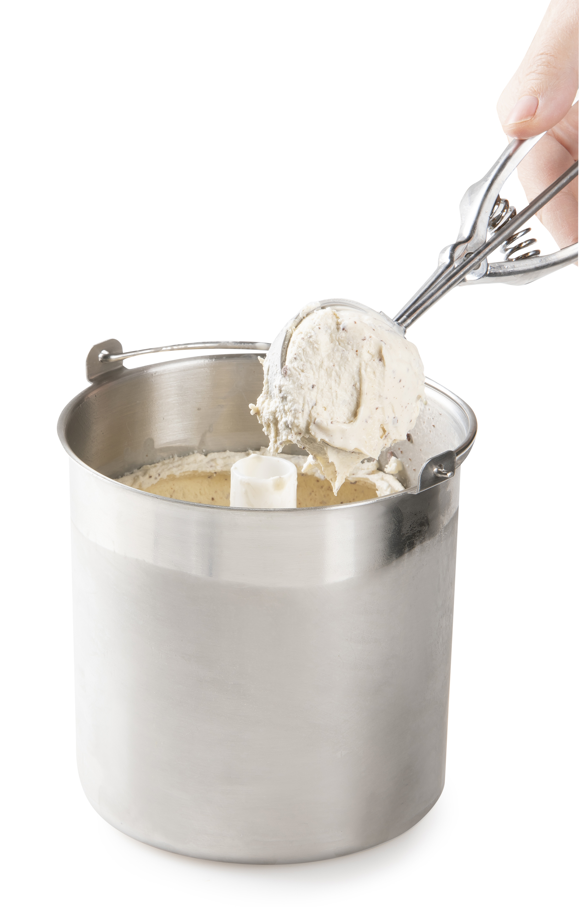 Mano che raccoglie gelato con pezzi di noce da un contenitore di metallo.