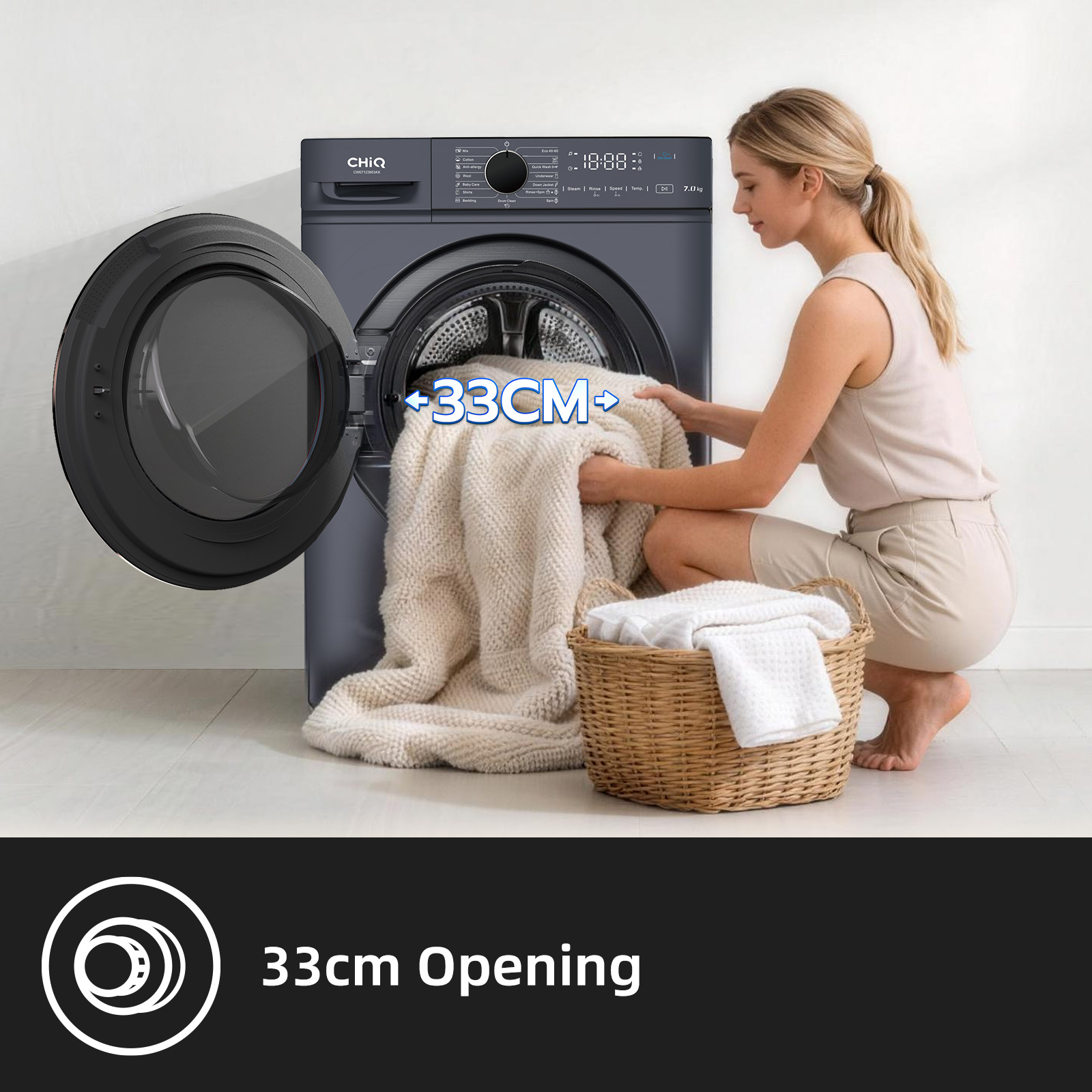 Eine Frau lädt eine weiße Decke in eine dunkelgraue Waschmaschine mit 33 cm großer Tür.