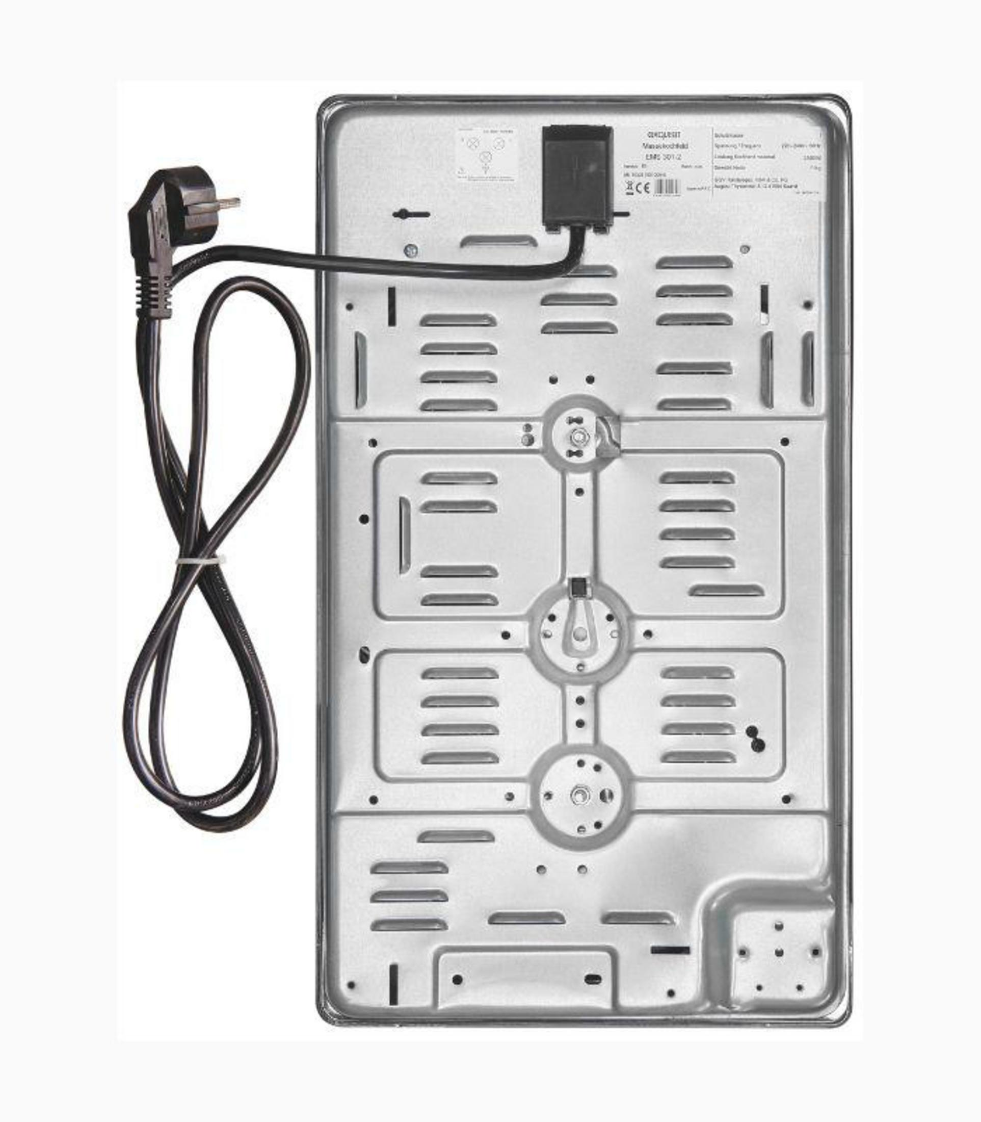 Rückseite einer Metall-Heizplatte mit Belüftungsschlitzen und einem schwarzen Stromkabel mit Stecker.